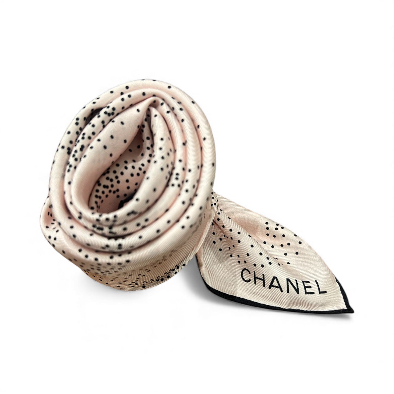 Chanel -   Carré logo CC camélia et trèfles formés de petits