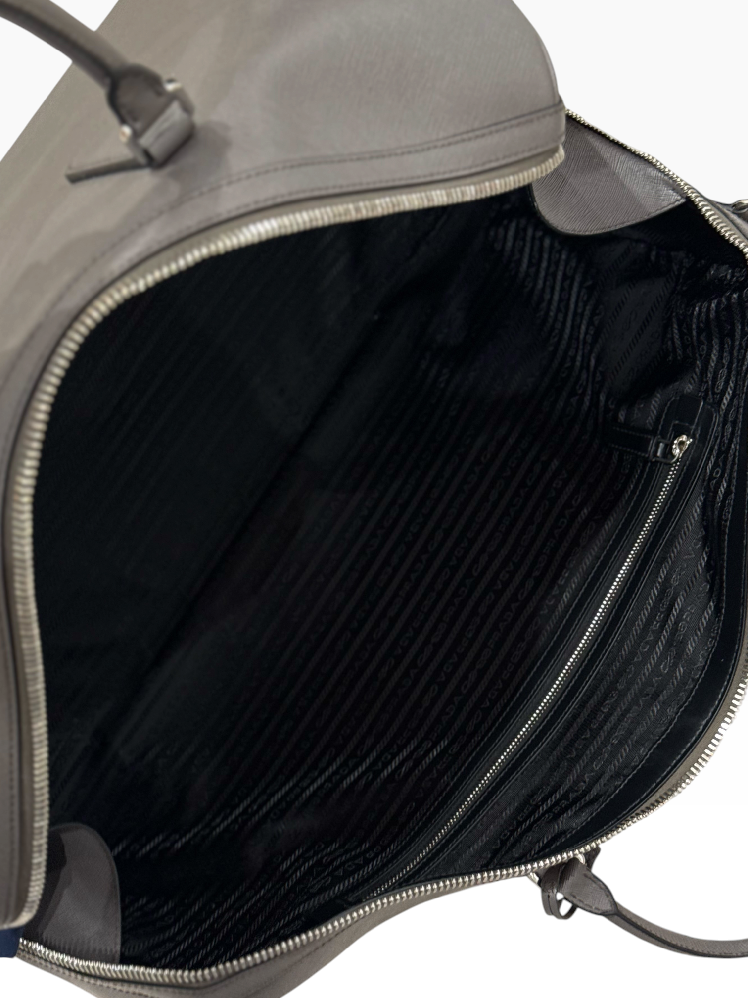 Prada - Sac de voyage 50 Gris marbre en cuir saffiano