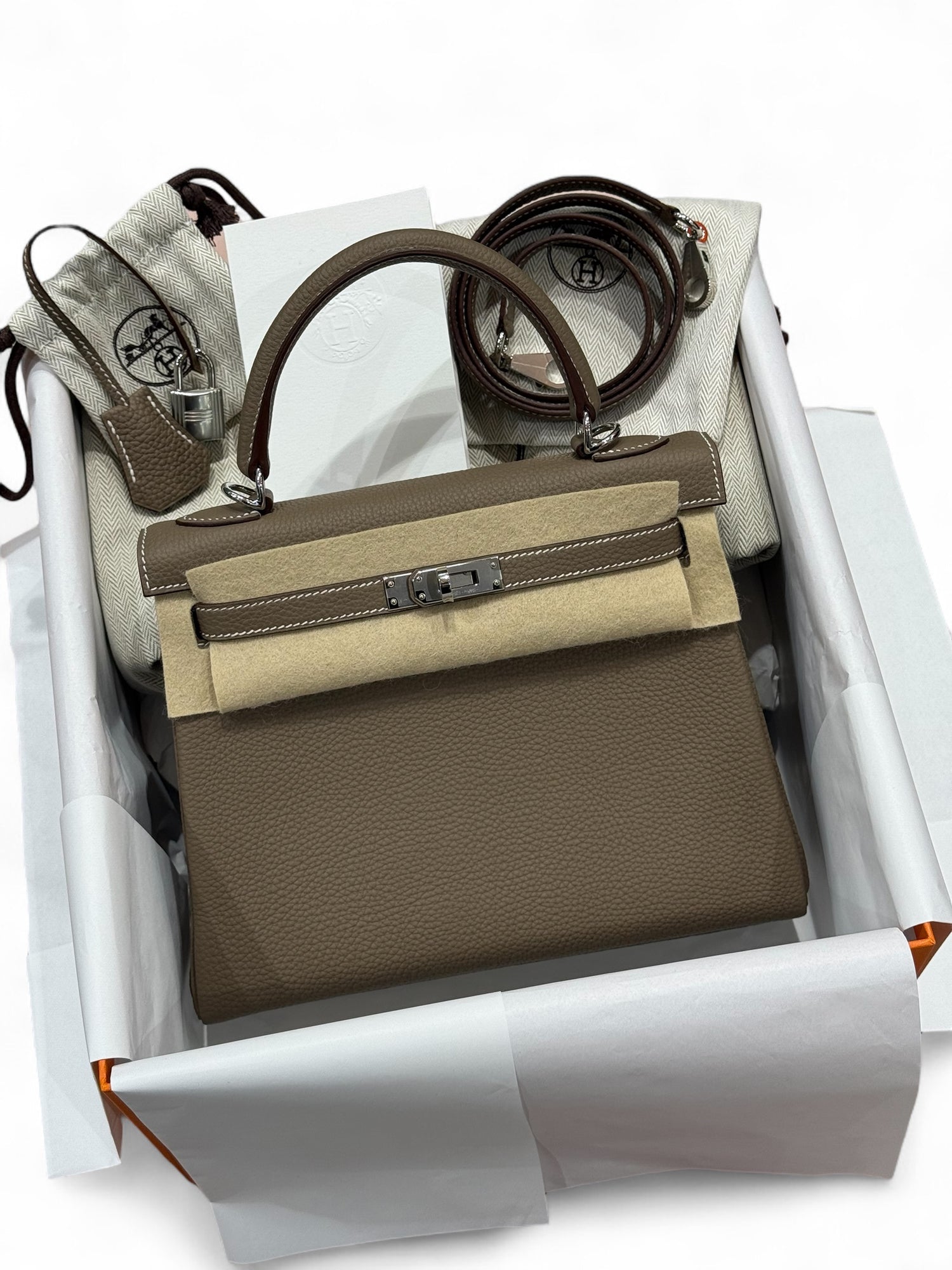 Hermès – Sac Kelly 25 Étoupe Togo Retourné PHW