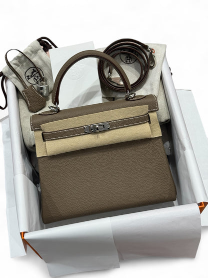 Hermès – Sac Kelly 25 Étoupe Togo Retourné PHW