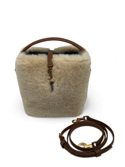 Saint Laurent - Sac Seau Le 37 Mini en shearling avec bandoulière