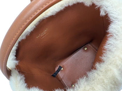 Saint Laurent - Sac Seau Le 37 Mini en shearling avec bandoulière