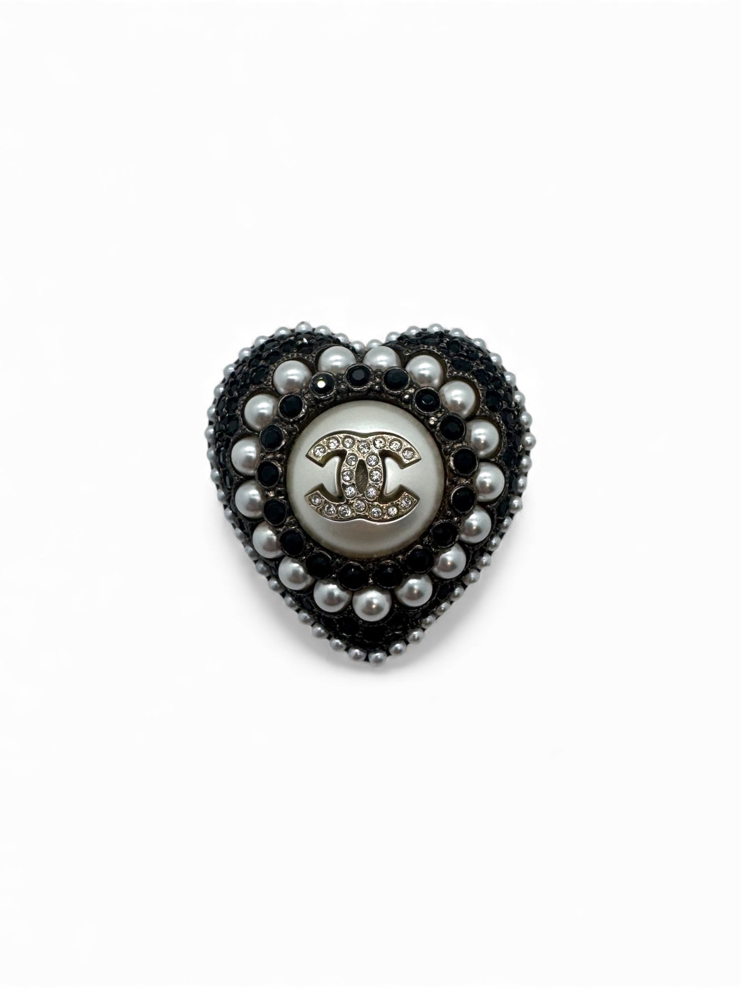 Chanel - Broche CC cœur à perles 2022