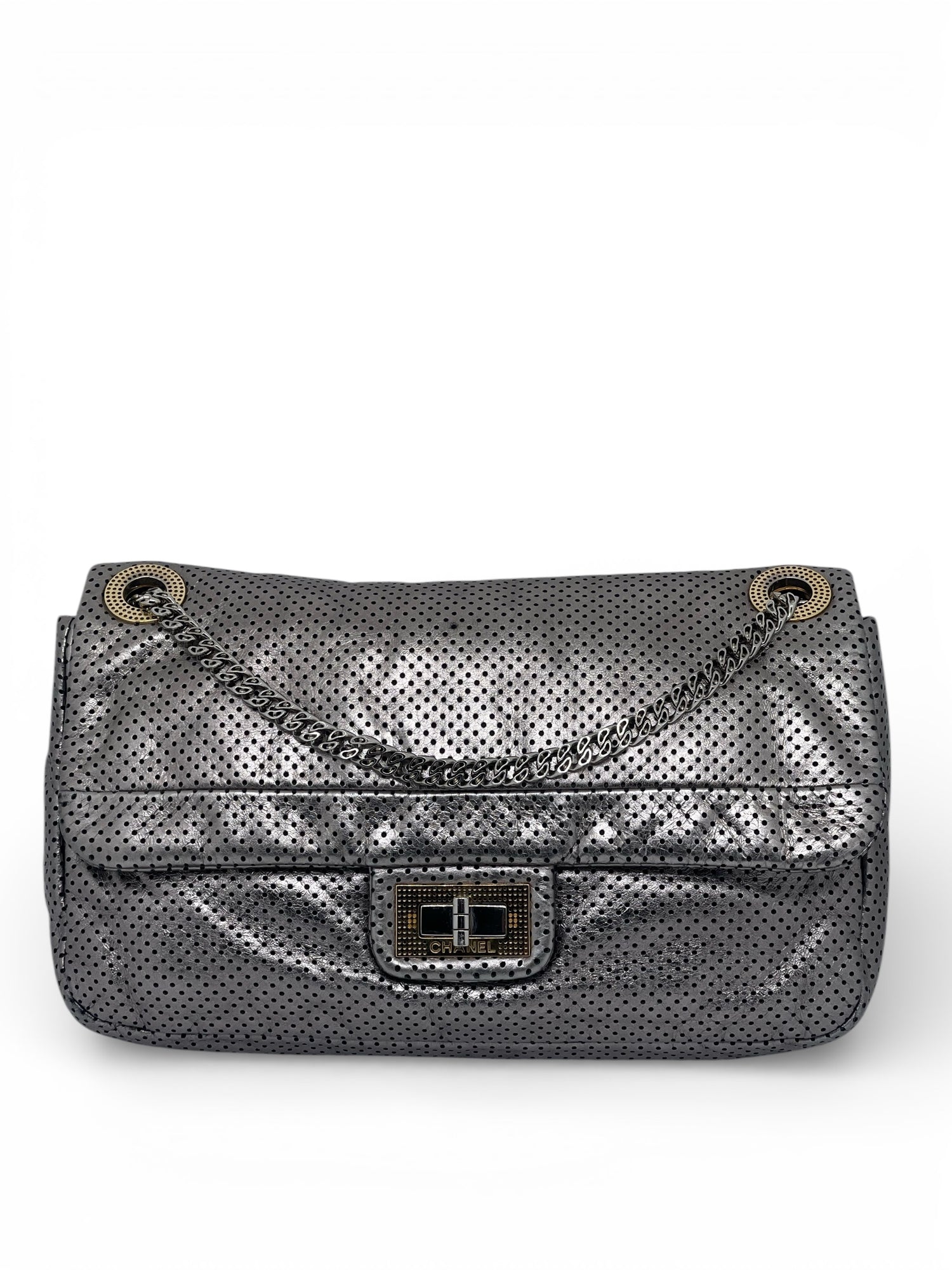 Chanel - Tasche 2.55 aus silberfarbenem, durchlochtenem Leder