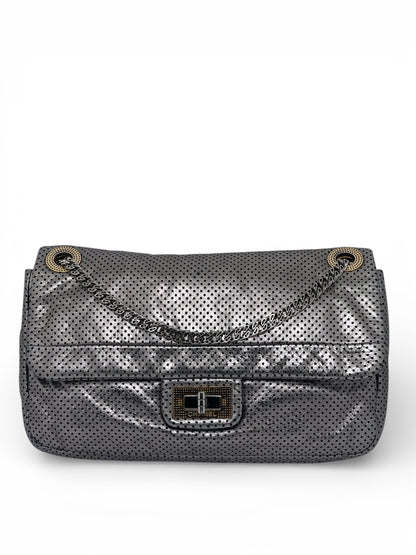 Chanel - Tasche 2.55 aus silberfarbenem, durchlochtenem Leder