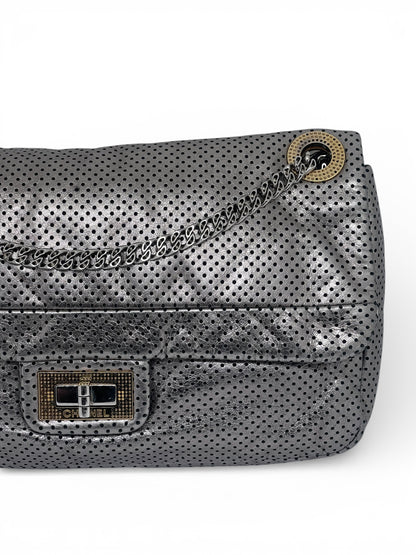 Chanel - Sac 2.55 en cuir perforé argenté
