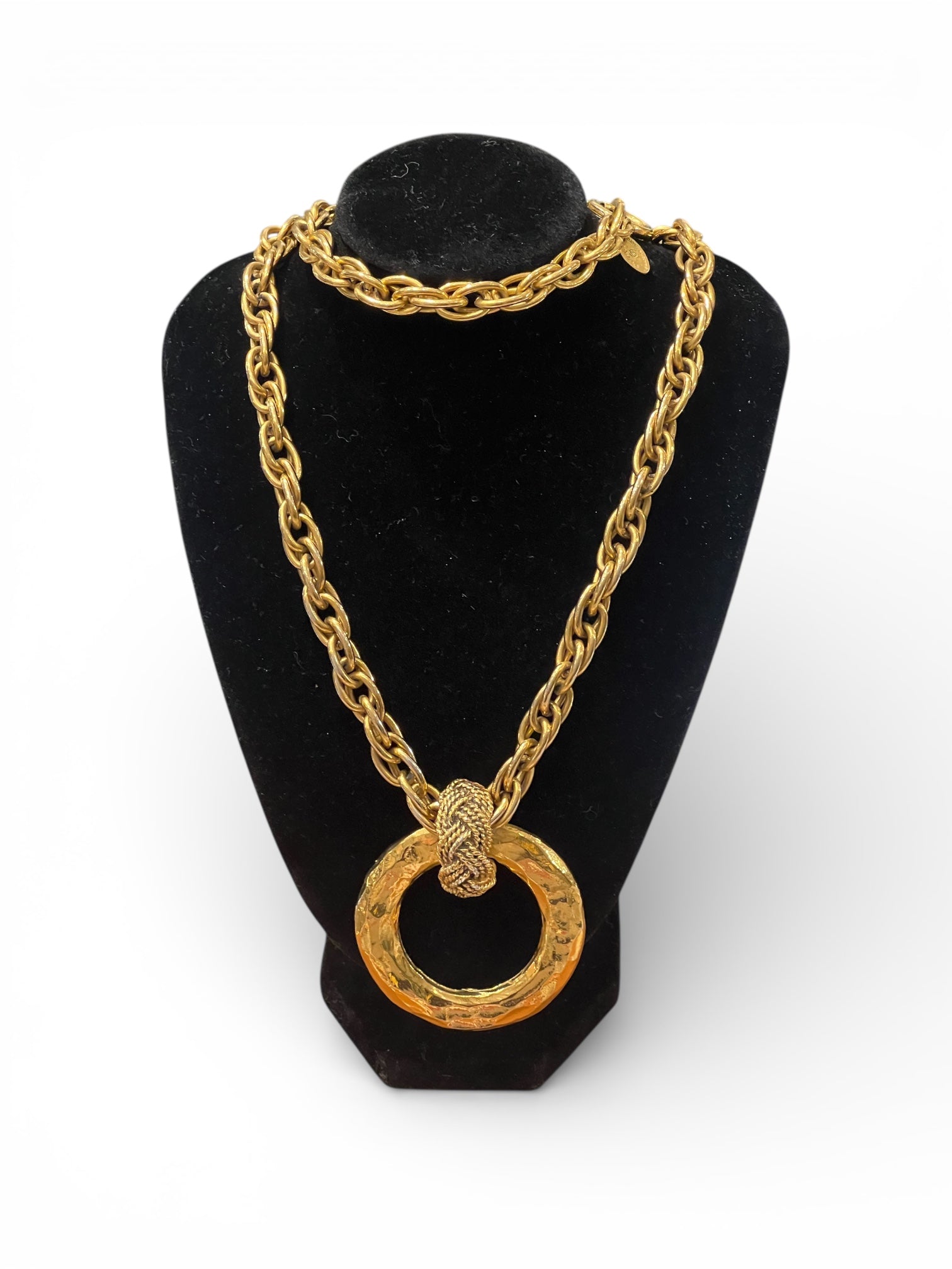 Chanel -  Sautoir dorée avec pendentif