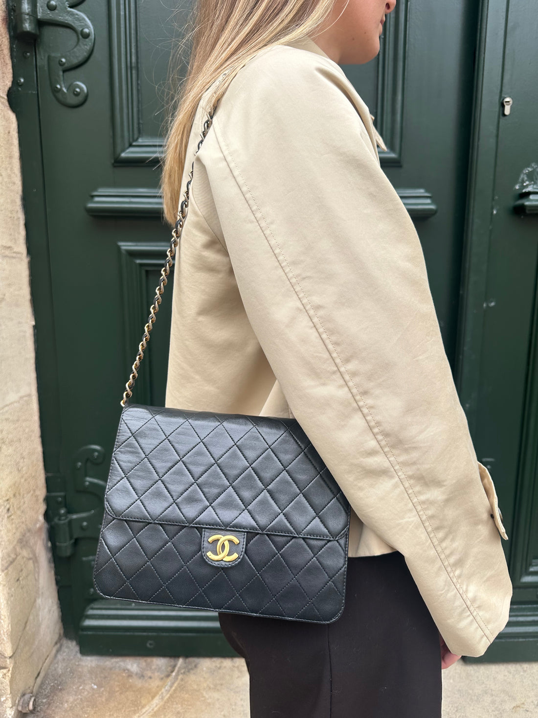 Chanel - Sac à rabat Classique en cuir noir