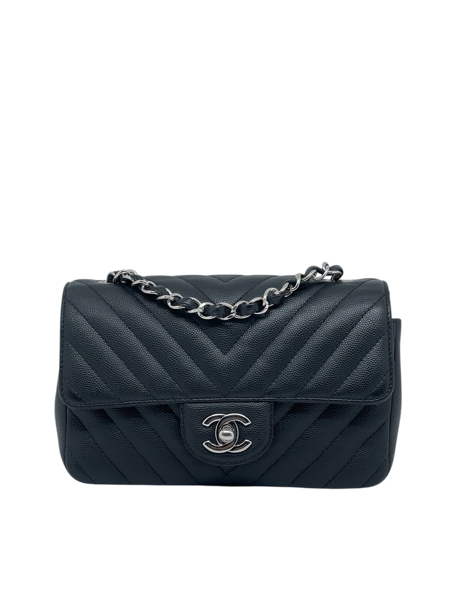 Chanel - borsa con patta chevron in pelle caviar