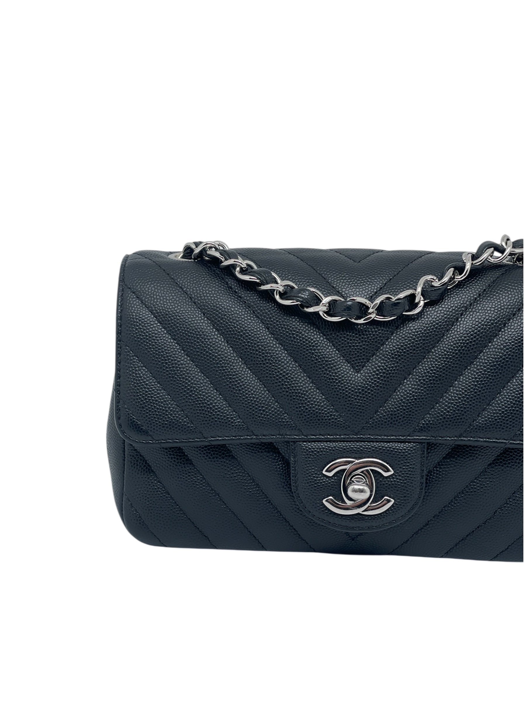 Chanel - borsa con patta chevron in pelle caviar