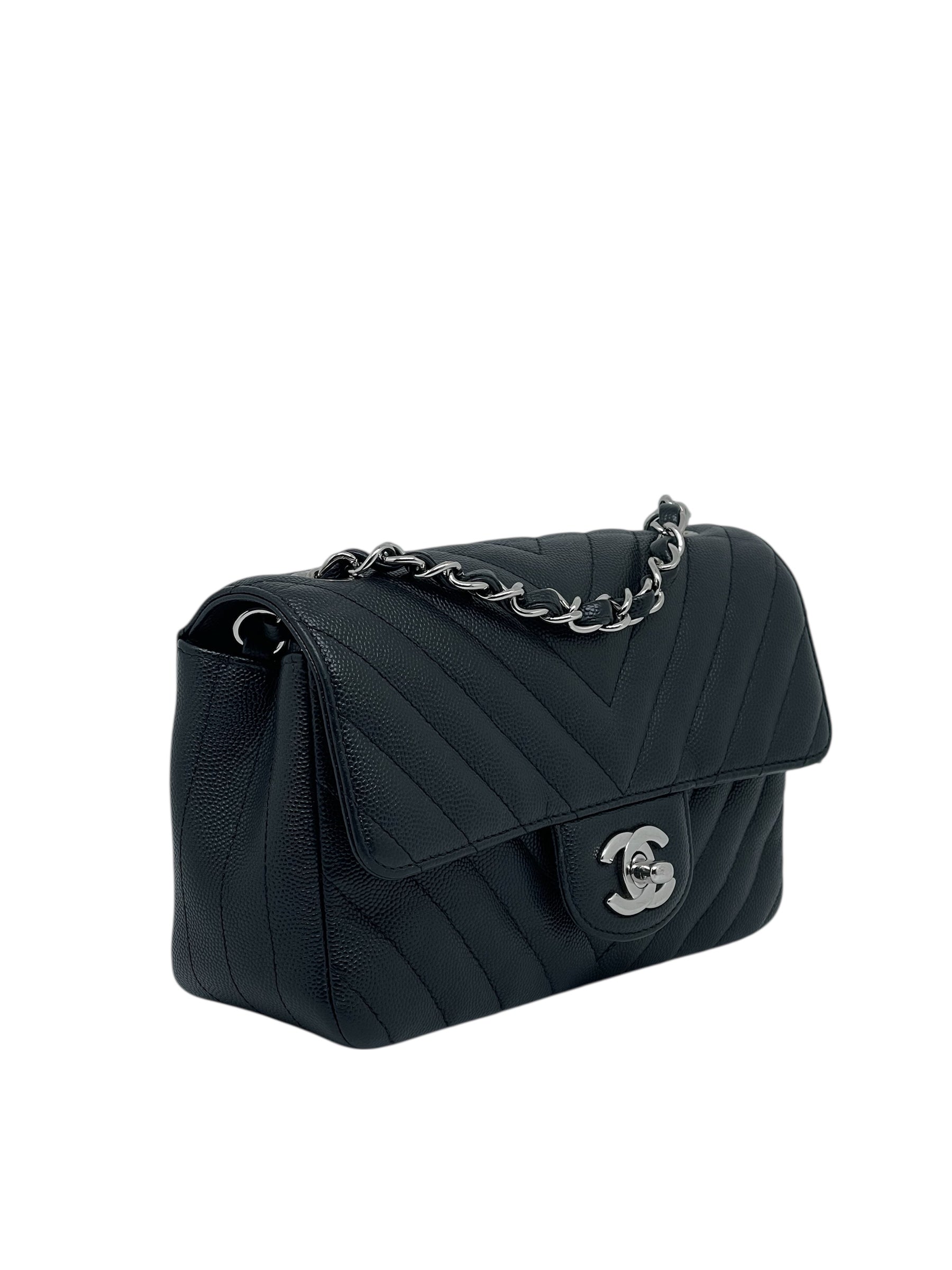 Chanel - borsa con patta chevron in pelle caviar
