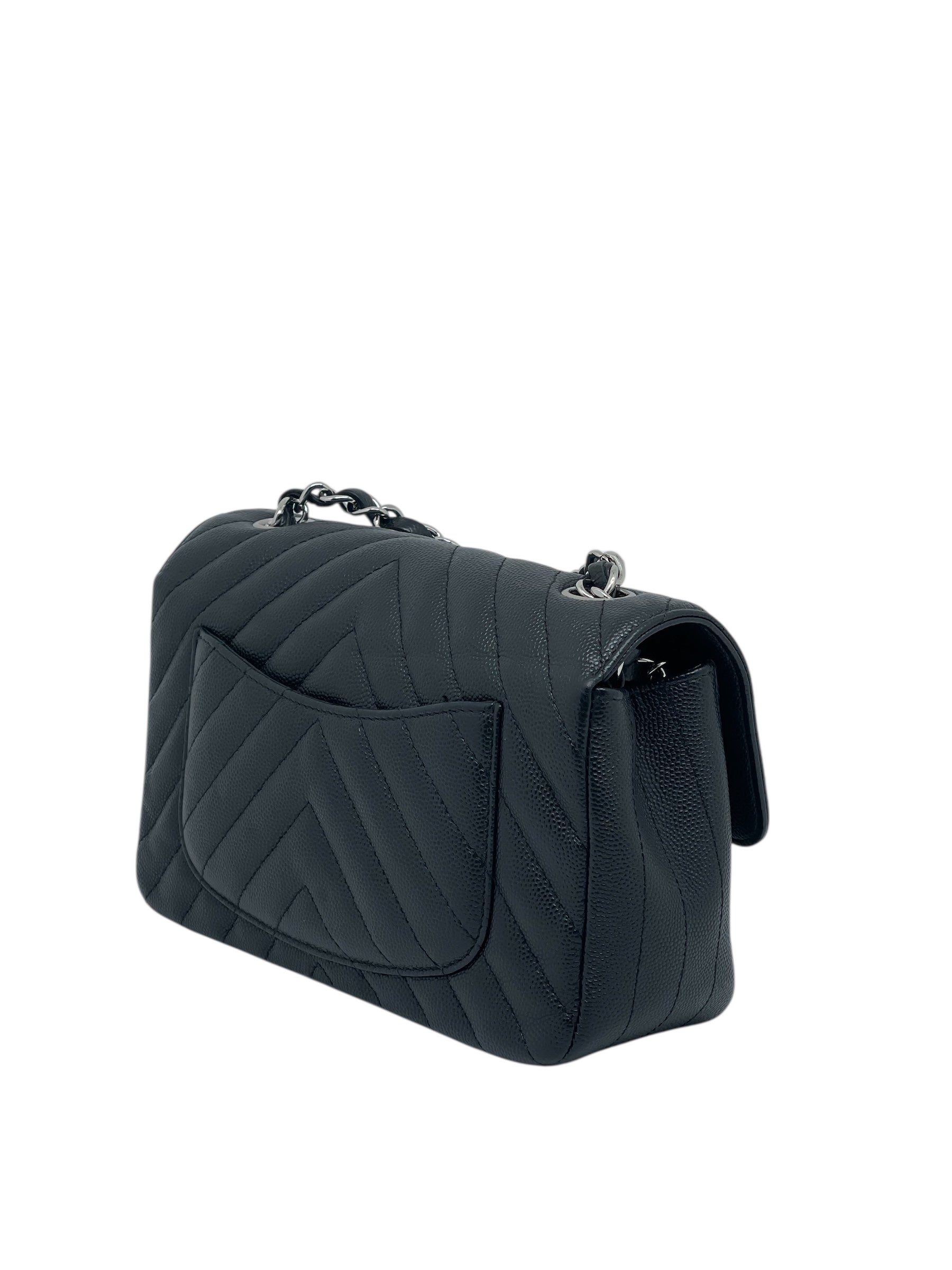 Chanel - borsa con patta chevron in pelle caviar
