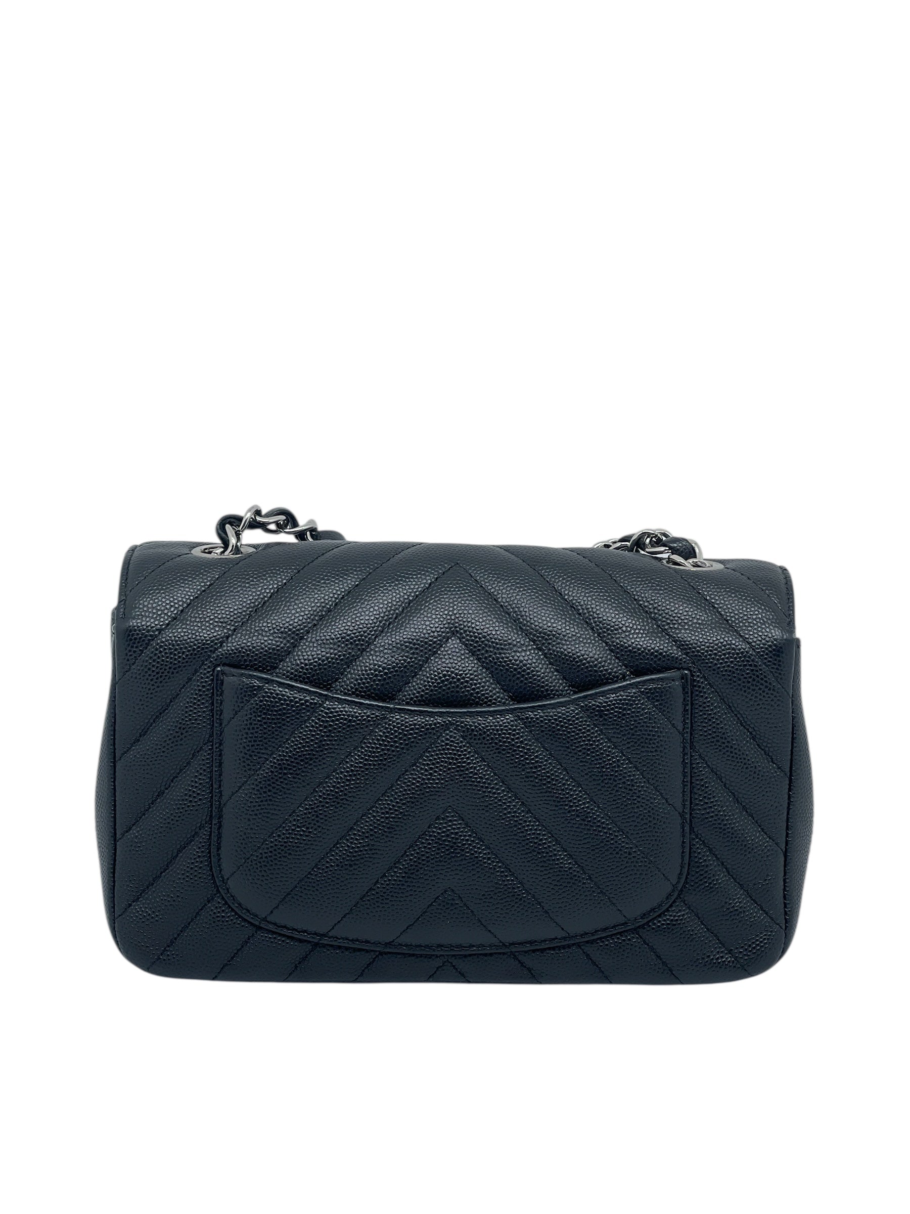 Chanel - borsa con patta chevron in pelle caviar