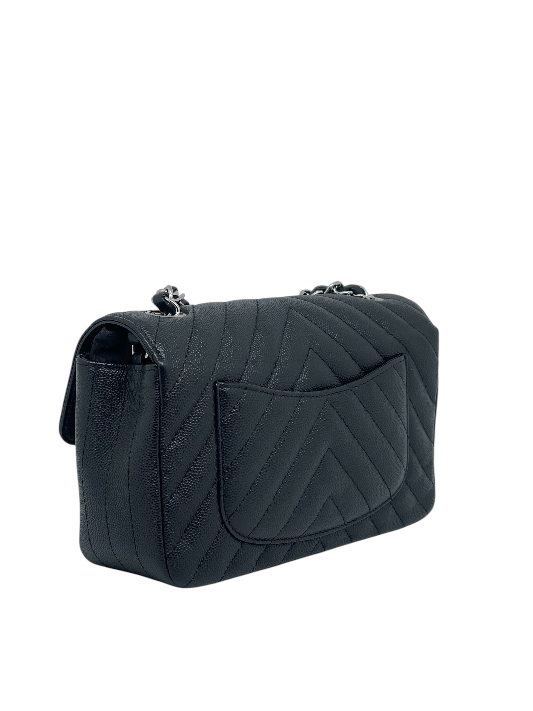 Chanel - borsa con patta chevron in pelle caviar