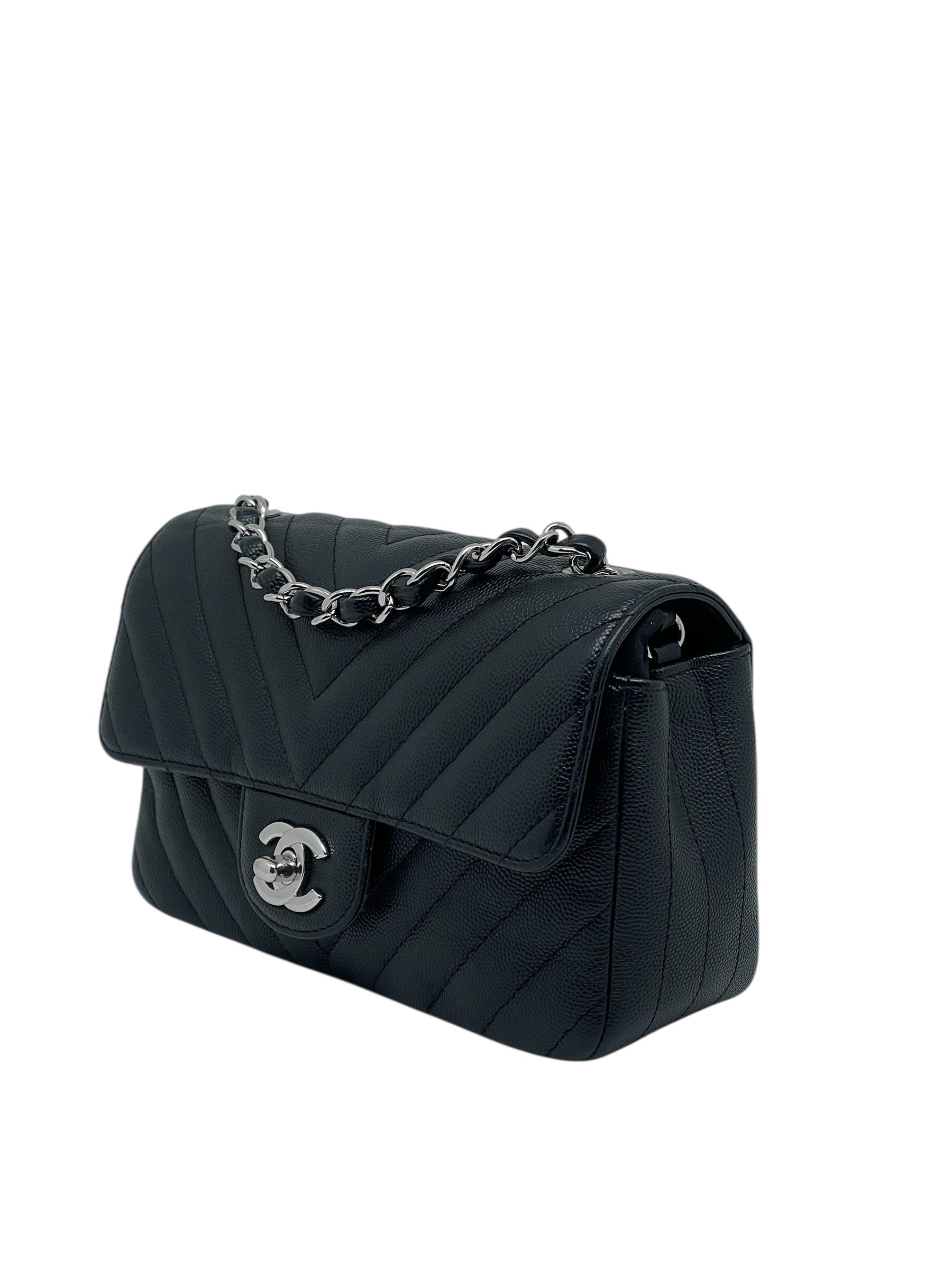 Chanel - borsa con patta chevron in pelle caviar