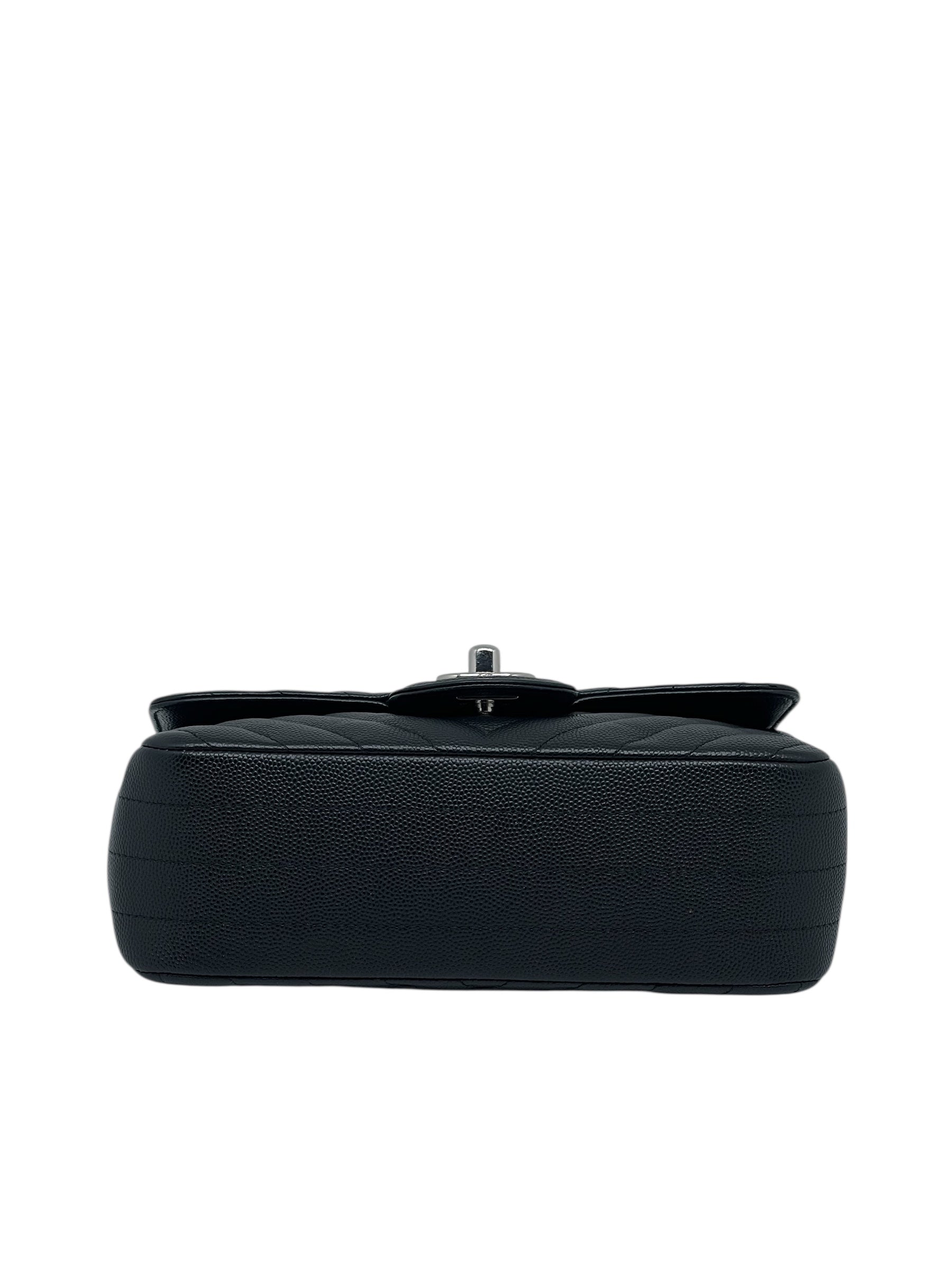 Chanel - borsa con patta chevron in pelle caviar