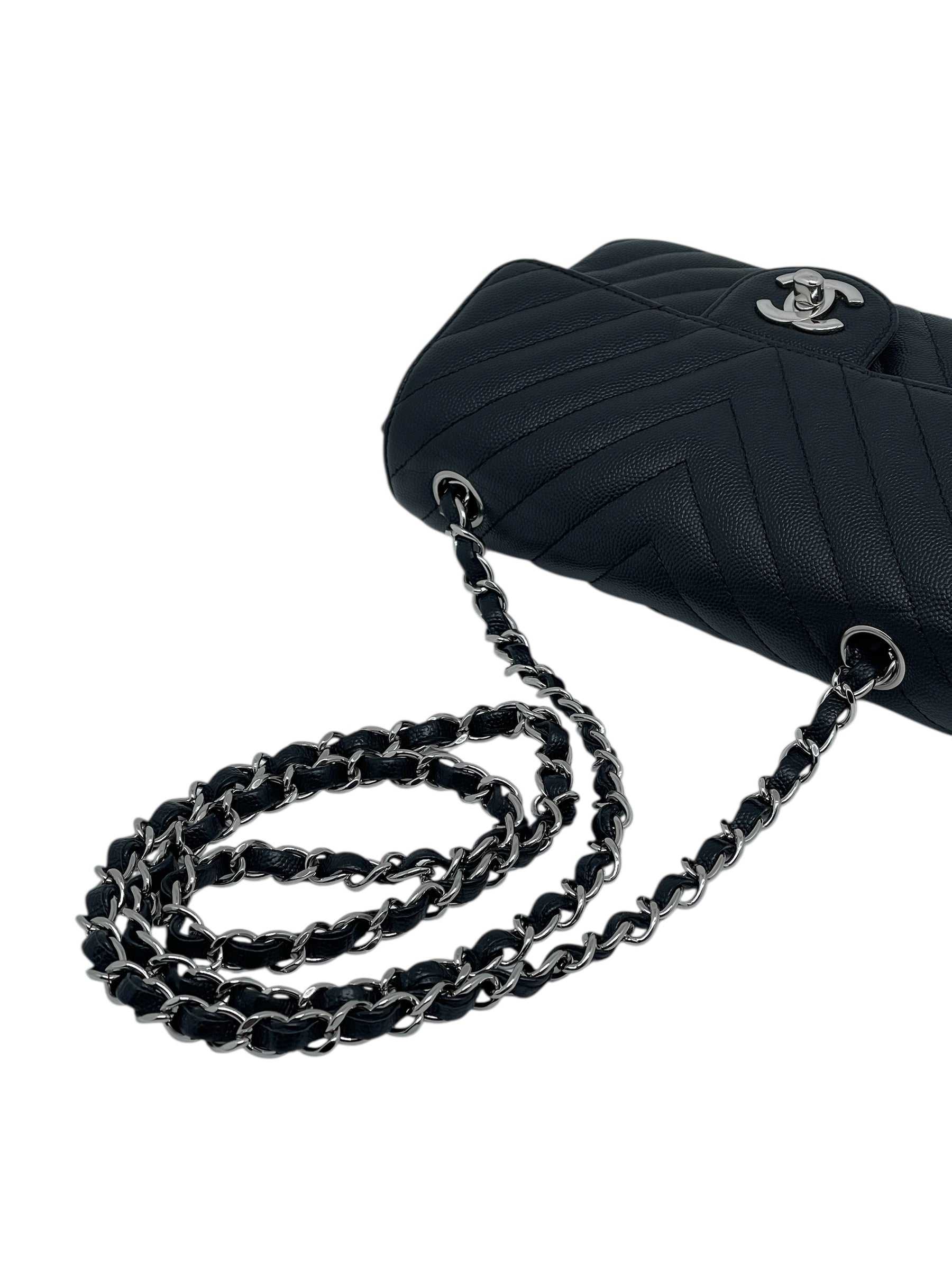 Chanel - borsa con patta chevron in pelle caviar