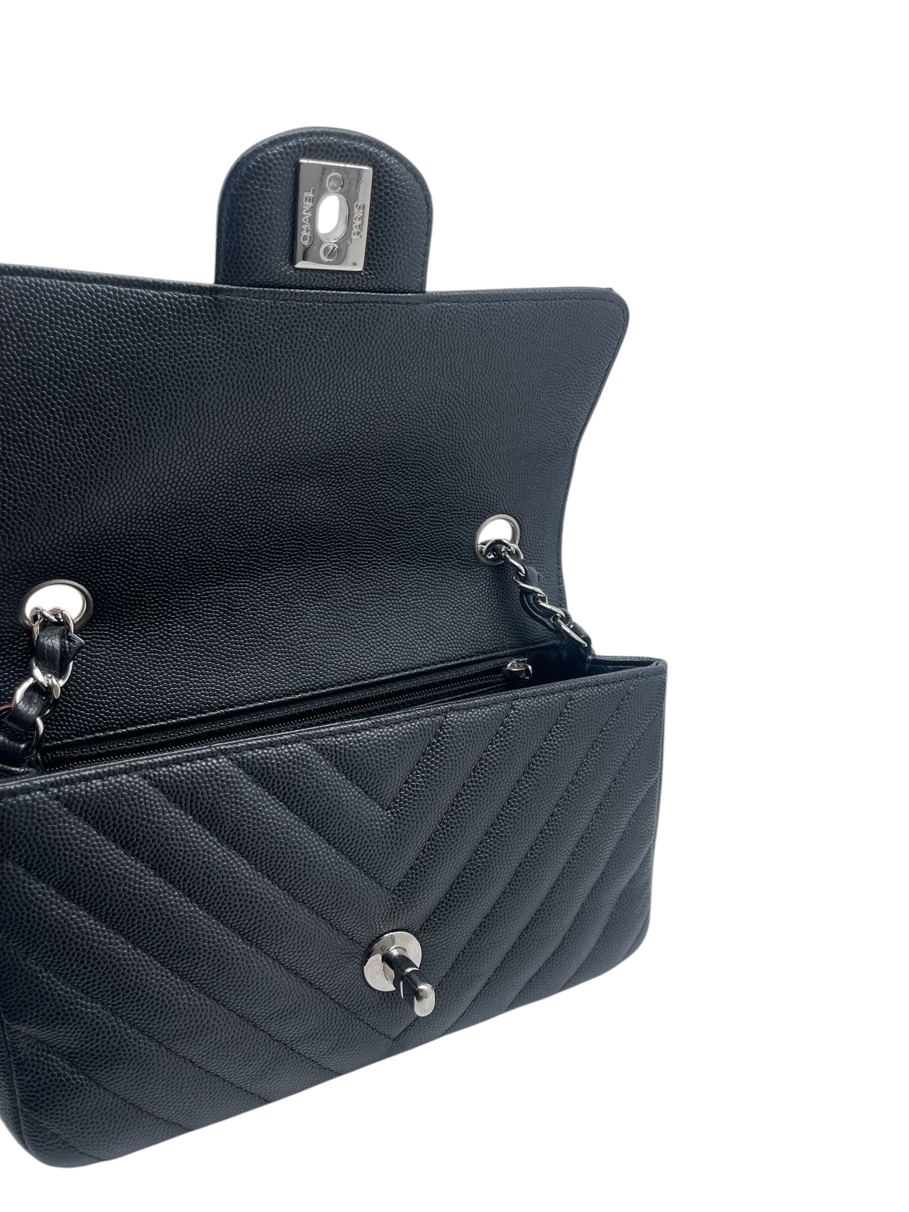 Chanel - borsa con patta chevron in pelle caviar