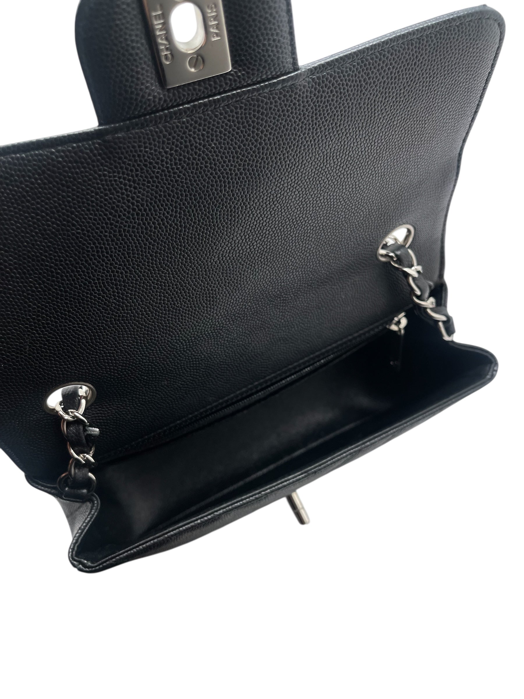 Chanel - borsa con patta chevron in pelle caviar