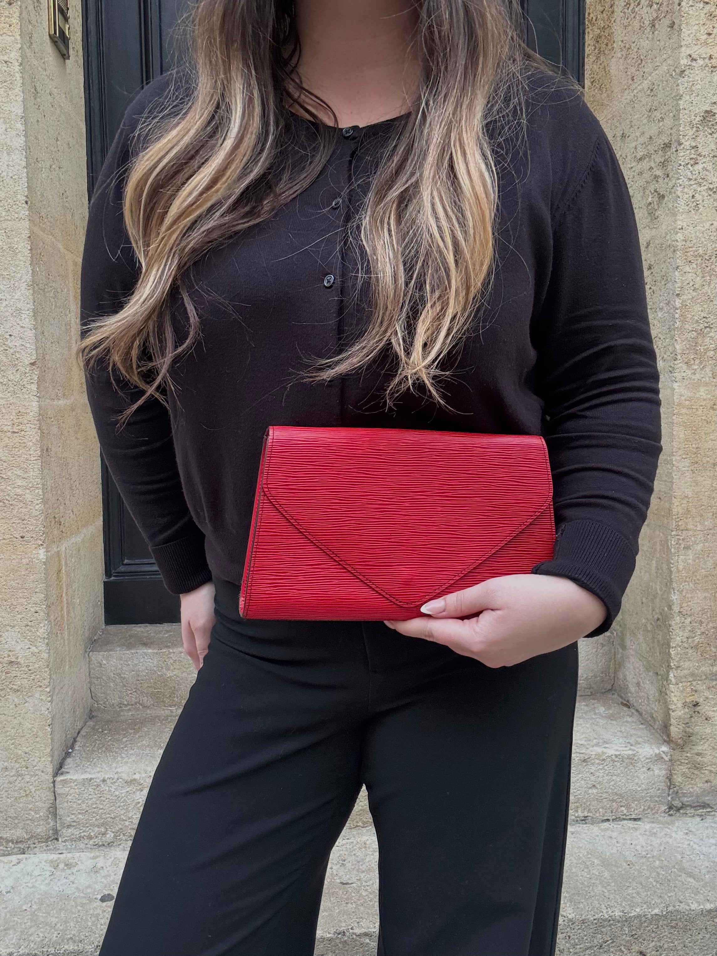 Louis Vuitton - Pochette cuir épi rouge