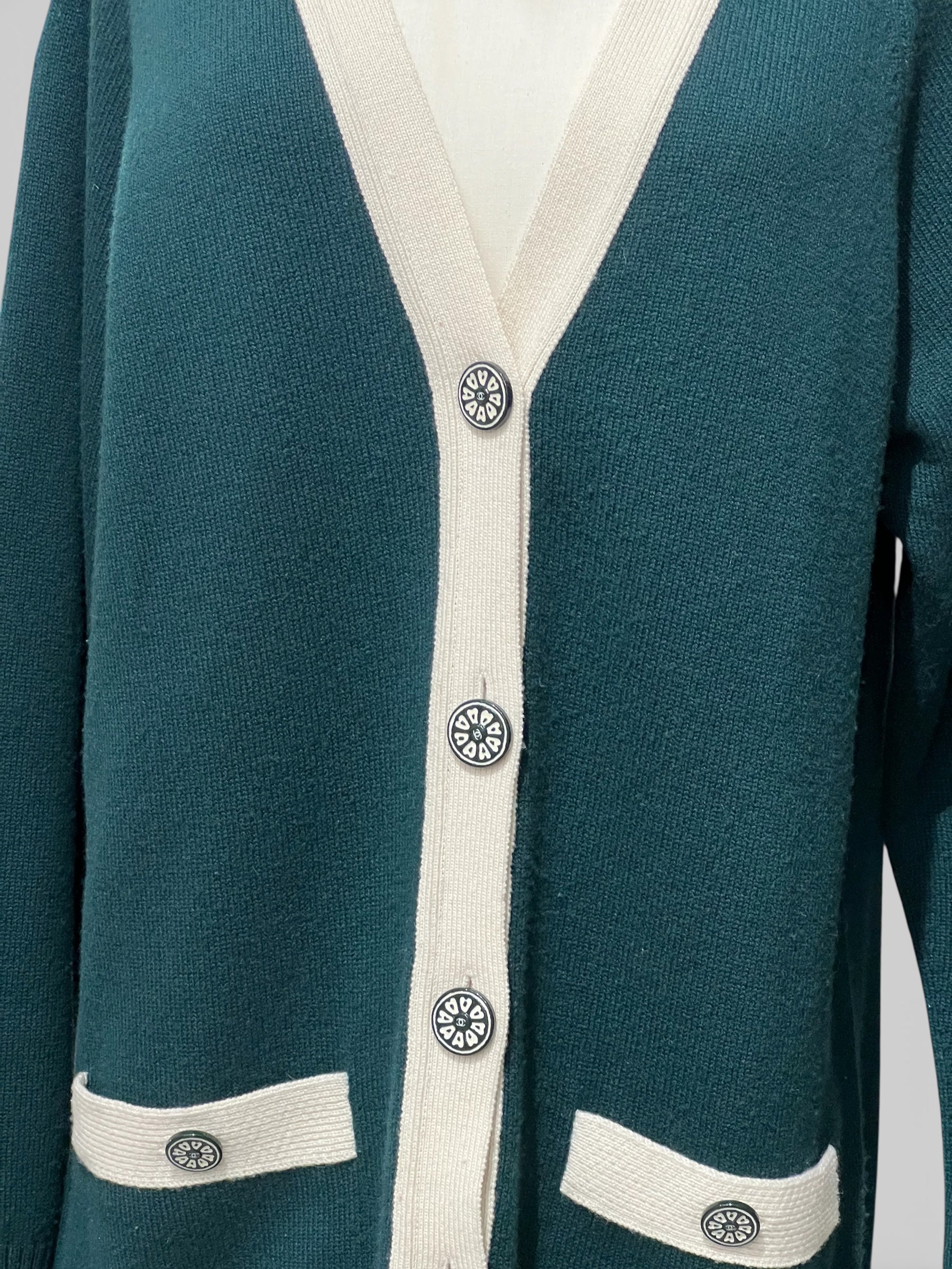 Chanel - Cardigan Vert en Cachemire T40 | Les Folies d’Eugénie