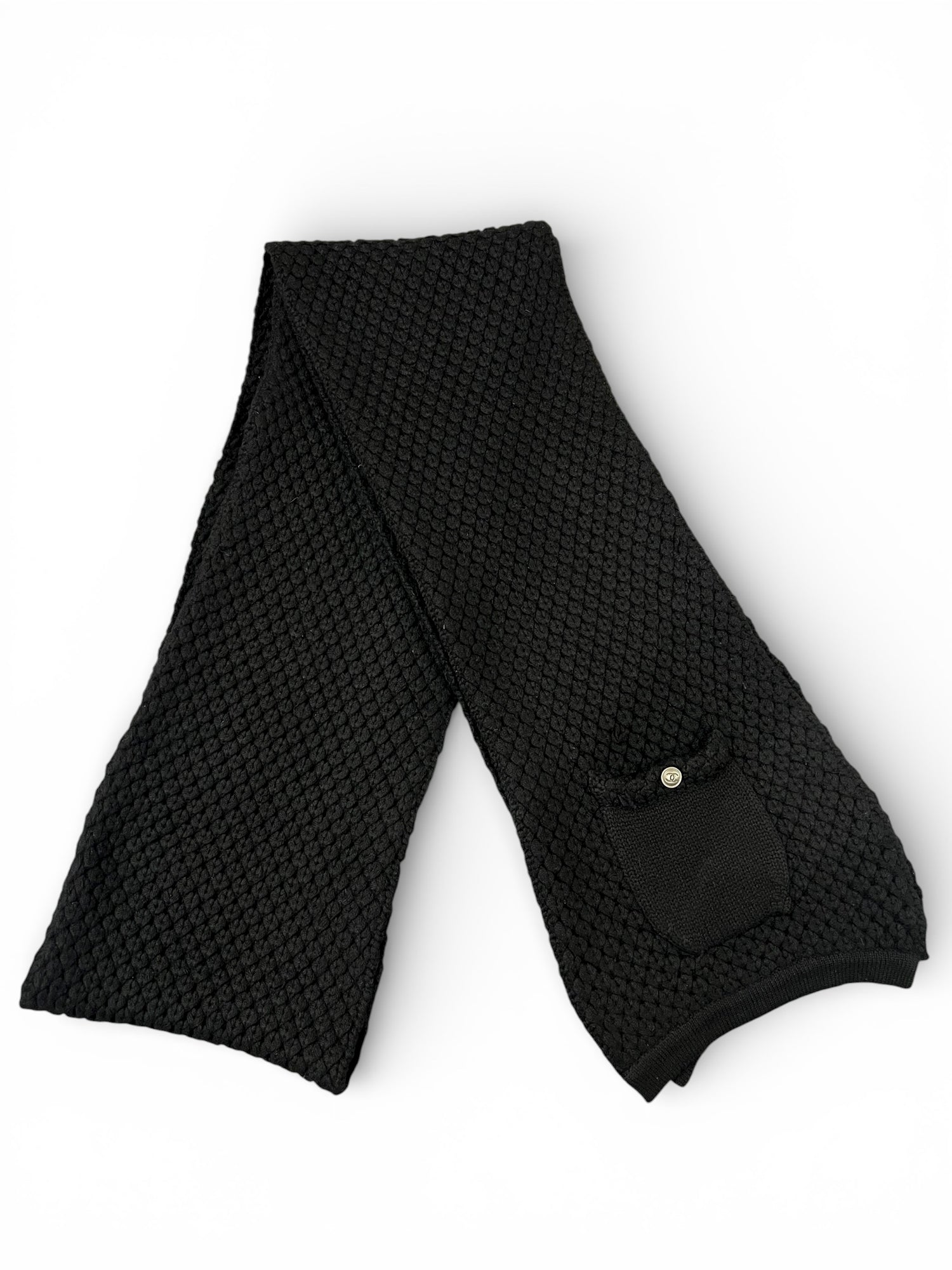 Chanel - Écharpe Noire Avec Une Petite Poche | Les Folies d’Eugénie