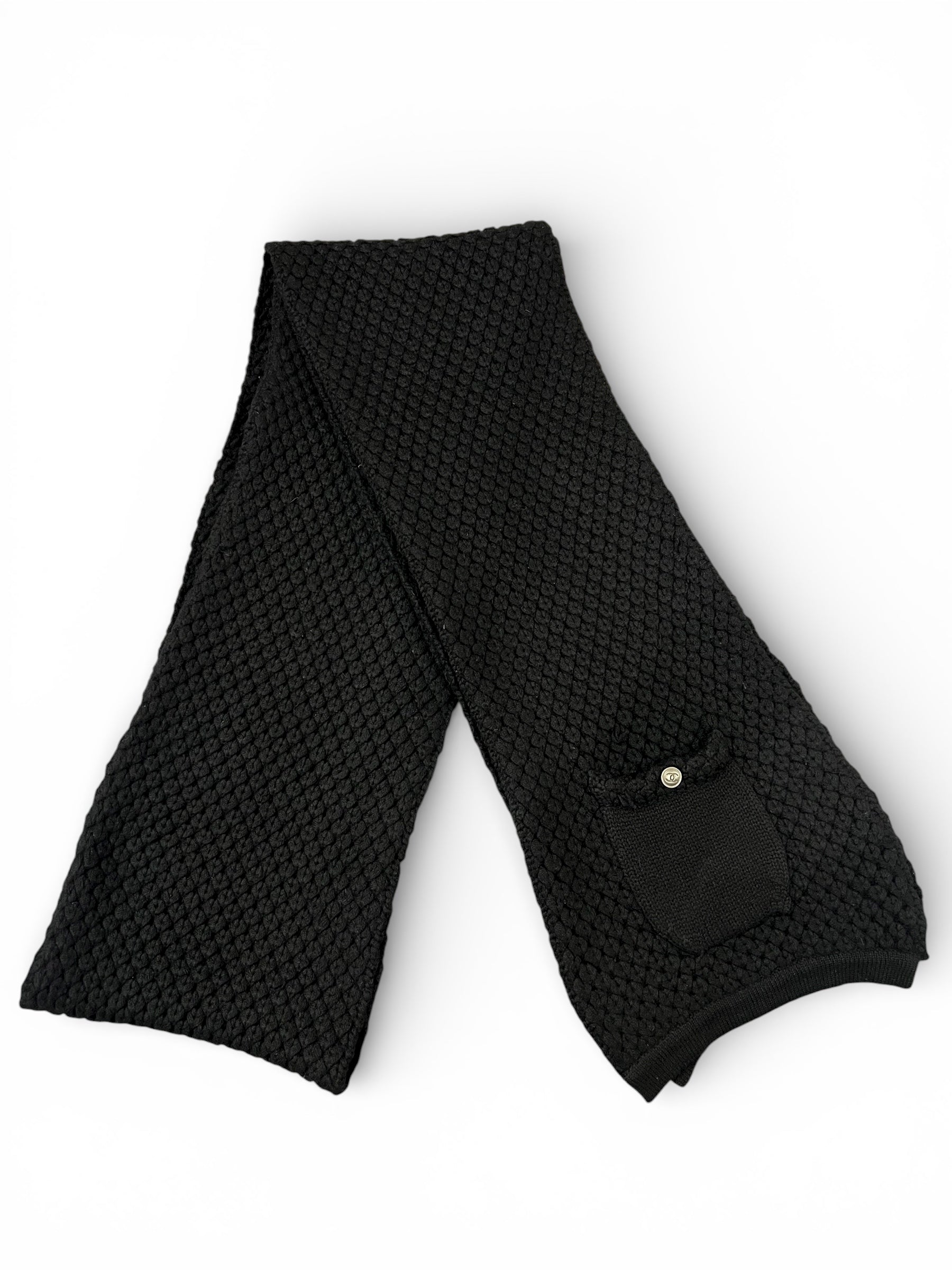 Chanel - Écharpe Noire Avec Une Petite Poche | Les Folies d’Eugénie