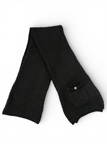 Chanel - Écharpe Noire Avec Une Petite Poche | Les Folies d’Eugénie