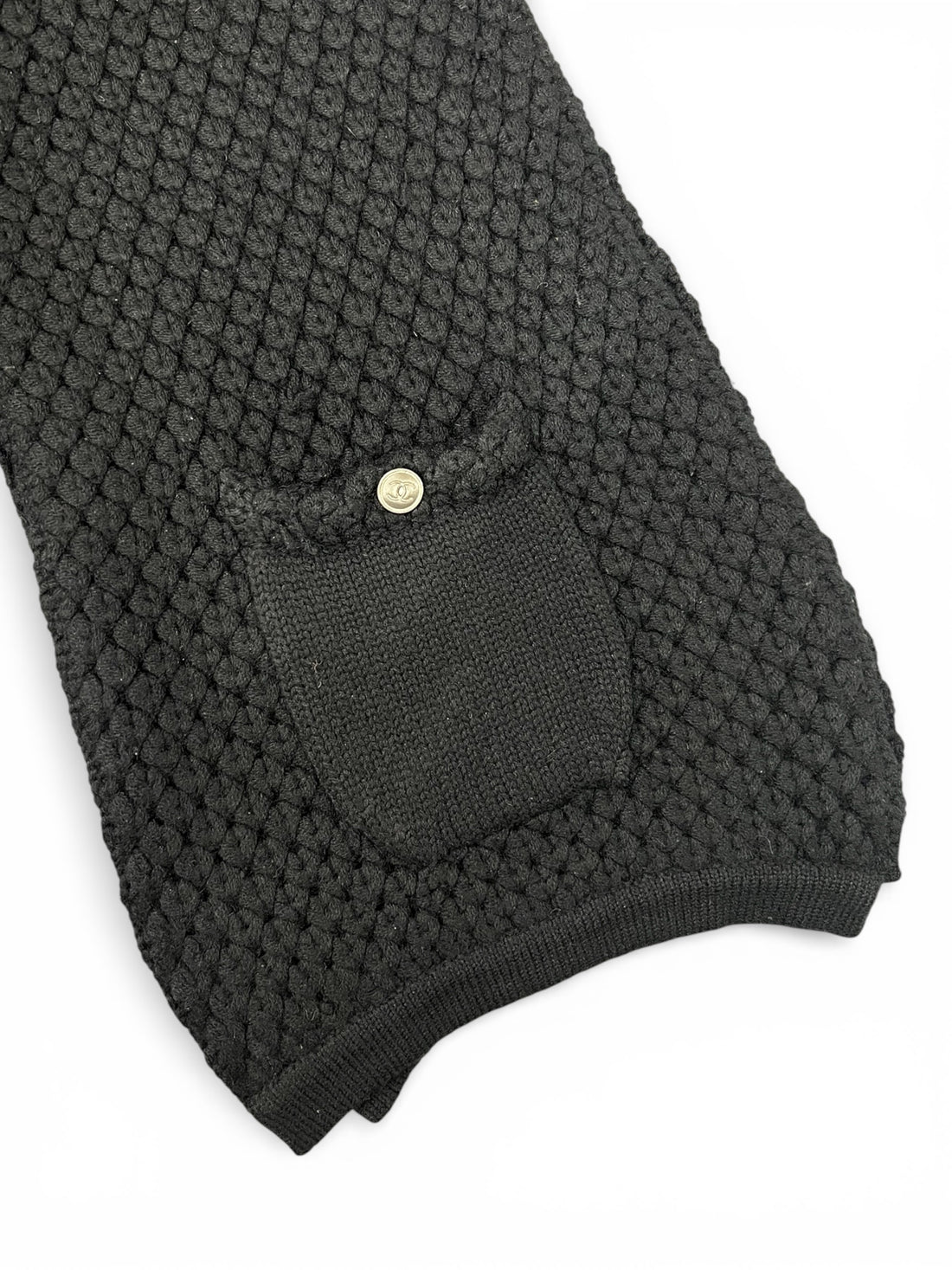 Chanel - Écharpe noire avec une petite poche