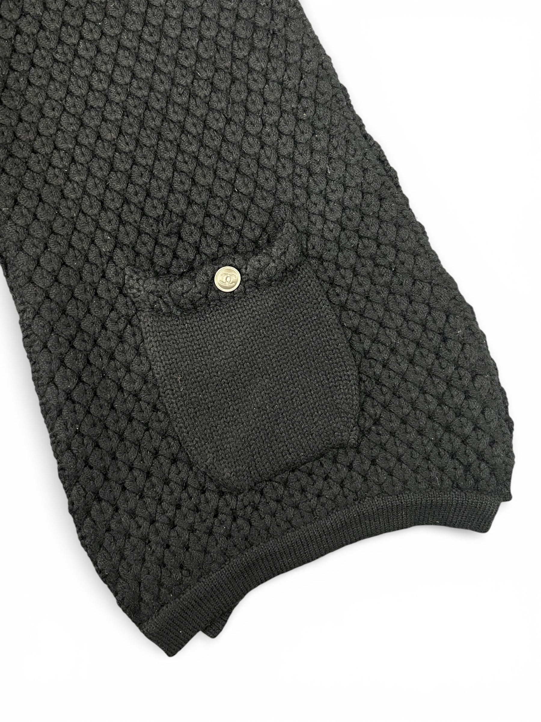 Chanel - Écharpe Noire Avec Une Petite Poche | Les Folies d’Eugénie