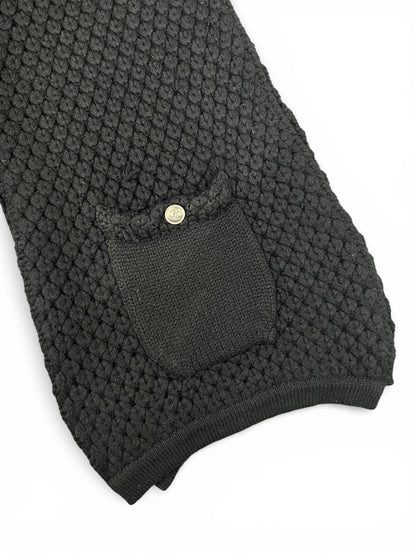 Chanel - Écharpe Noire Avec Une Petite Poche | Les Folies d’Eugénie