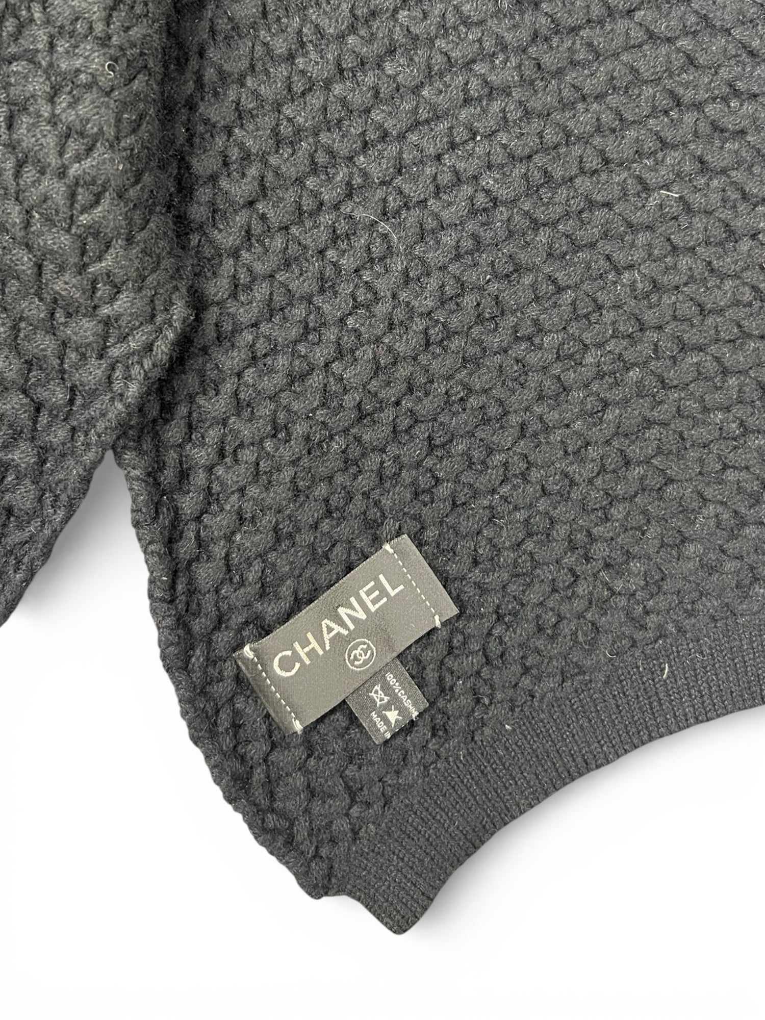 Chanel - Écharpe Noire Avec Une Petite Poche | Les Folies d’Eugénie