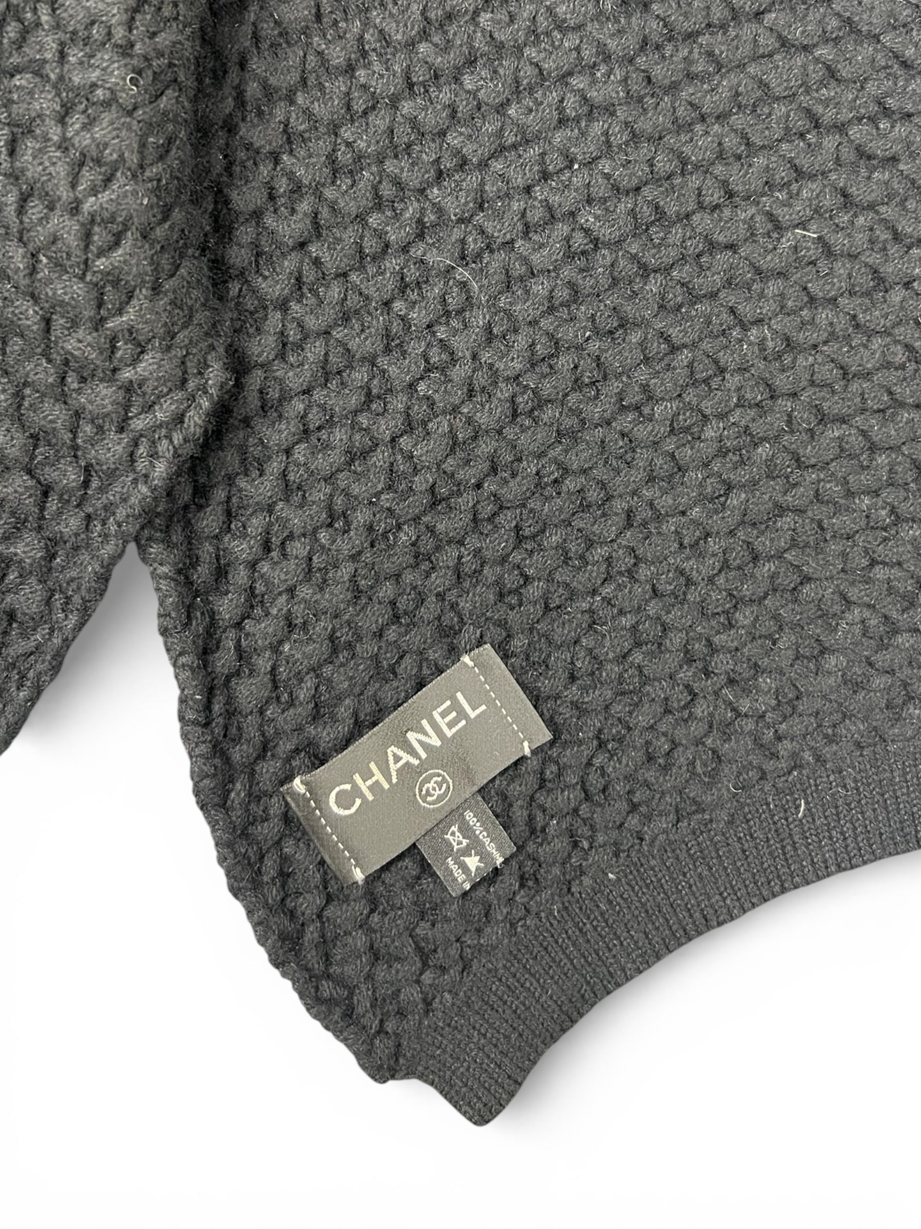 Chanel - Écharpe Noire Avec Une Petite Poche | Les Folies d’Eugénie