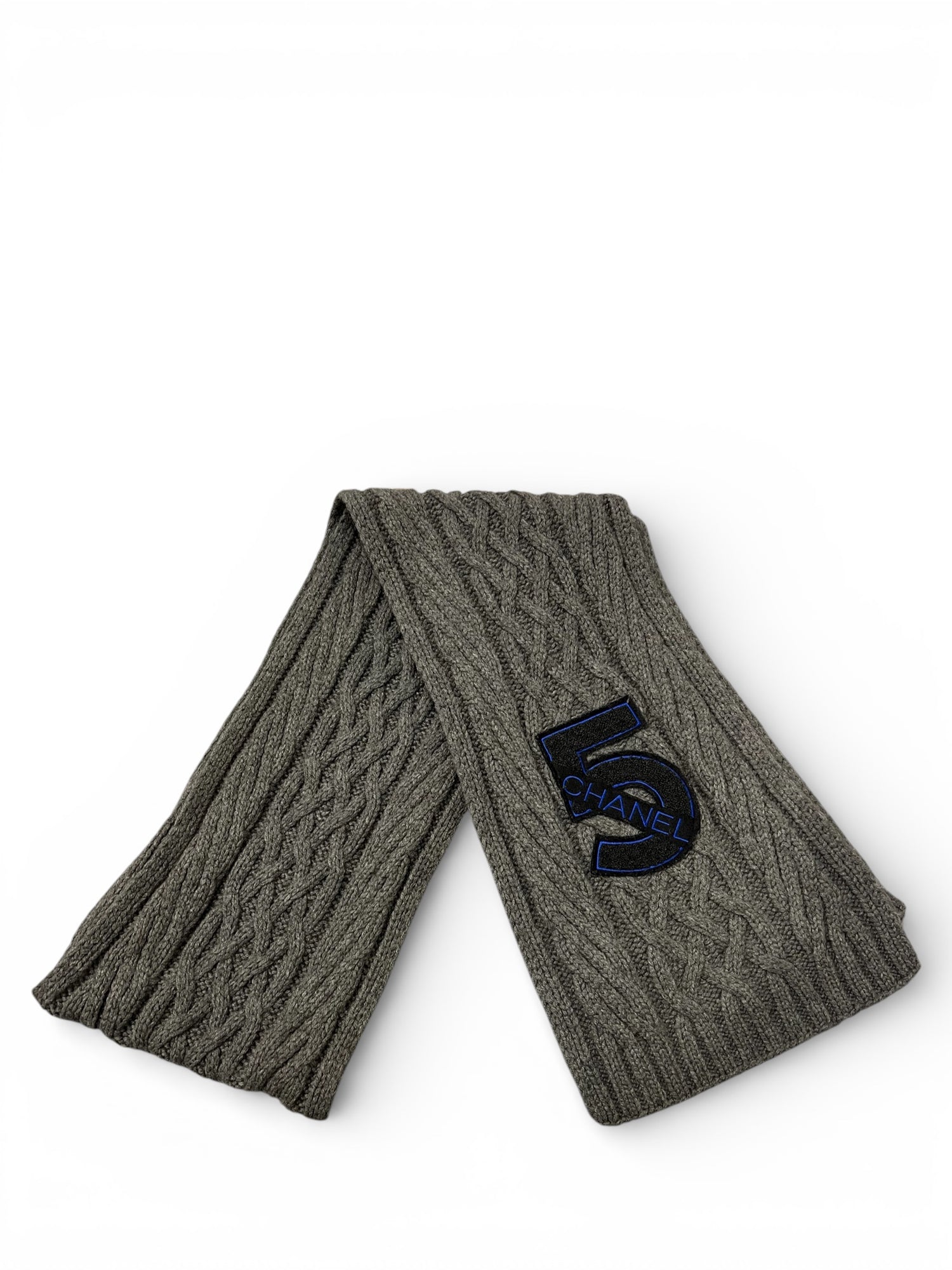 Chanel - Écharpe Grise Avec Logo Chanel N5 | Les Folies d’Eugénie