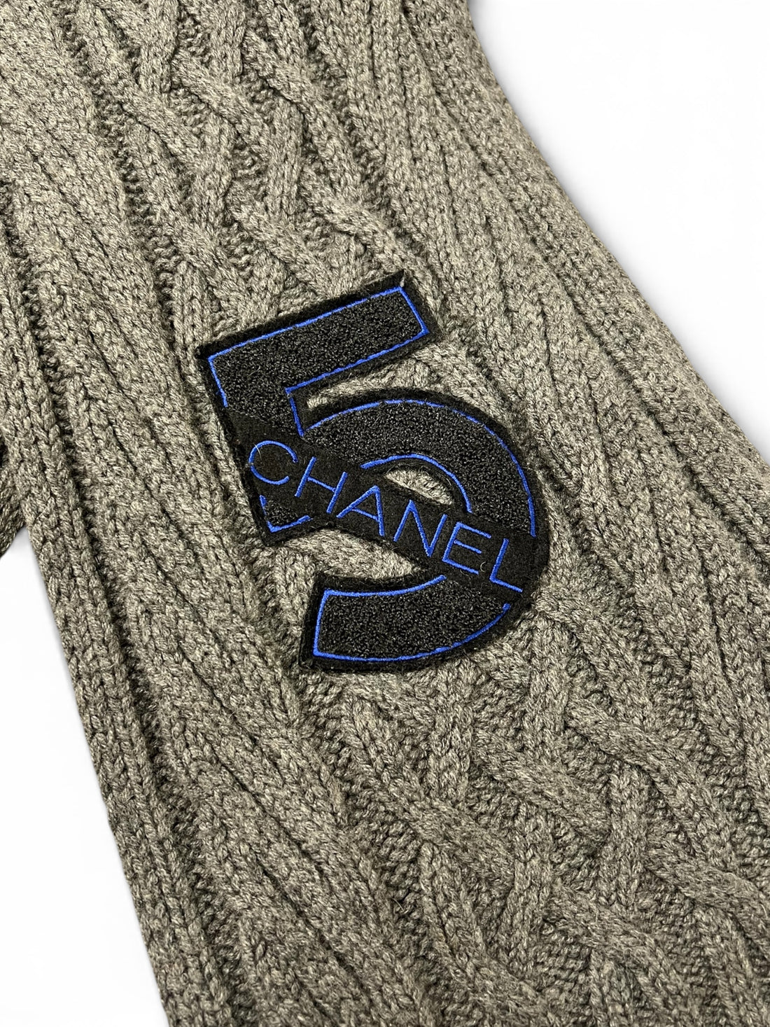 Chanel - Écharpe grise avec logo Chanel N5