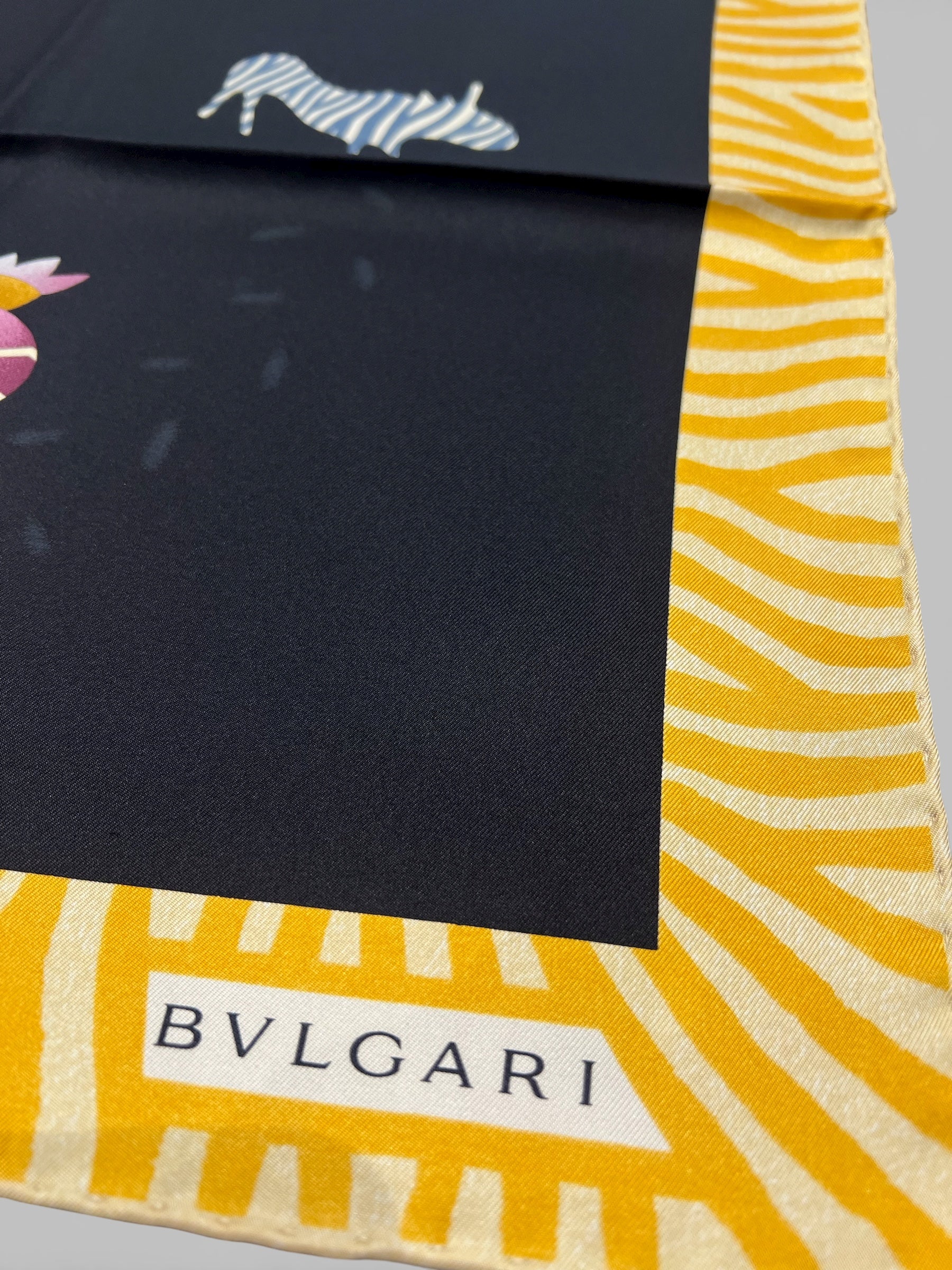 Bulgari - Carré bicolore avec motifs animaliers