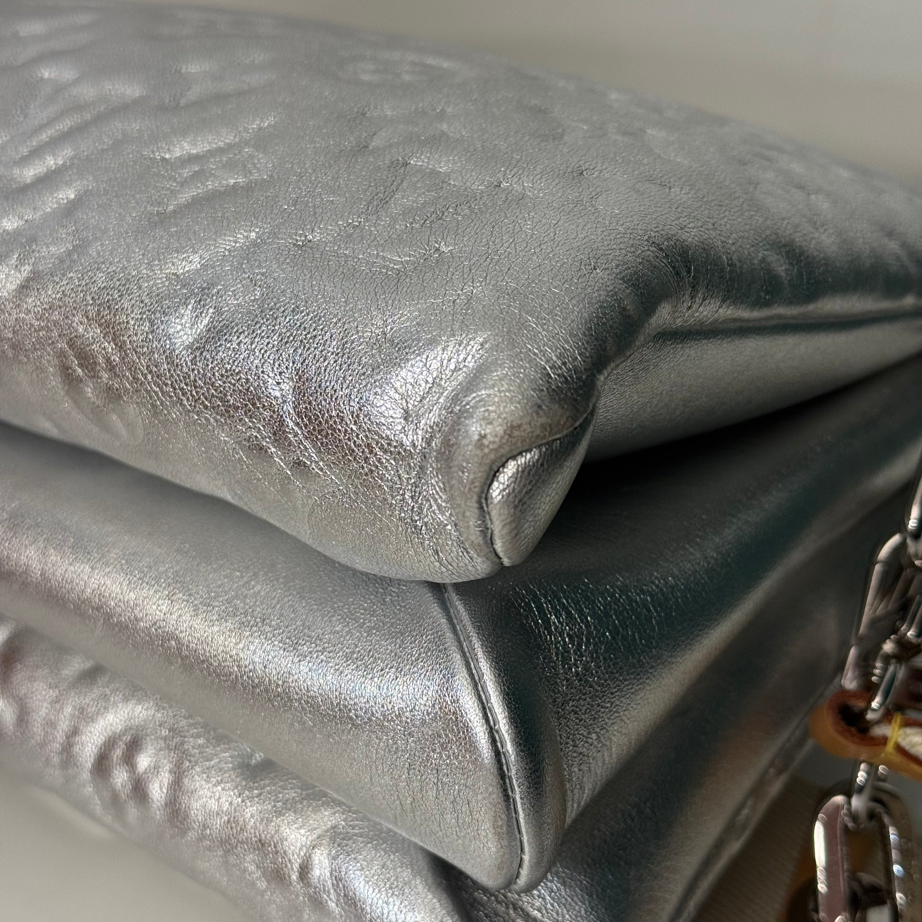 Louis Vuitton - Kissen-Tasche Silber aus Leder