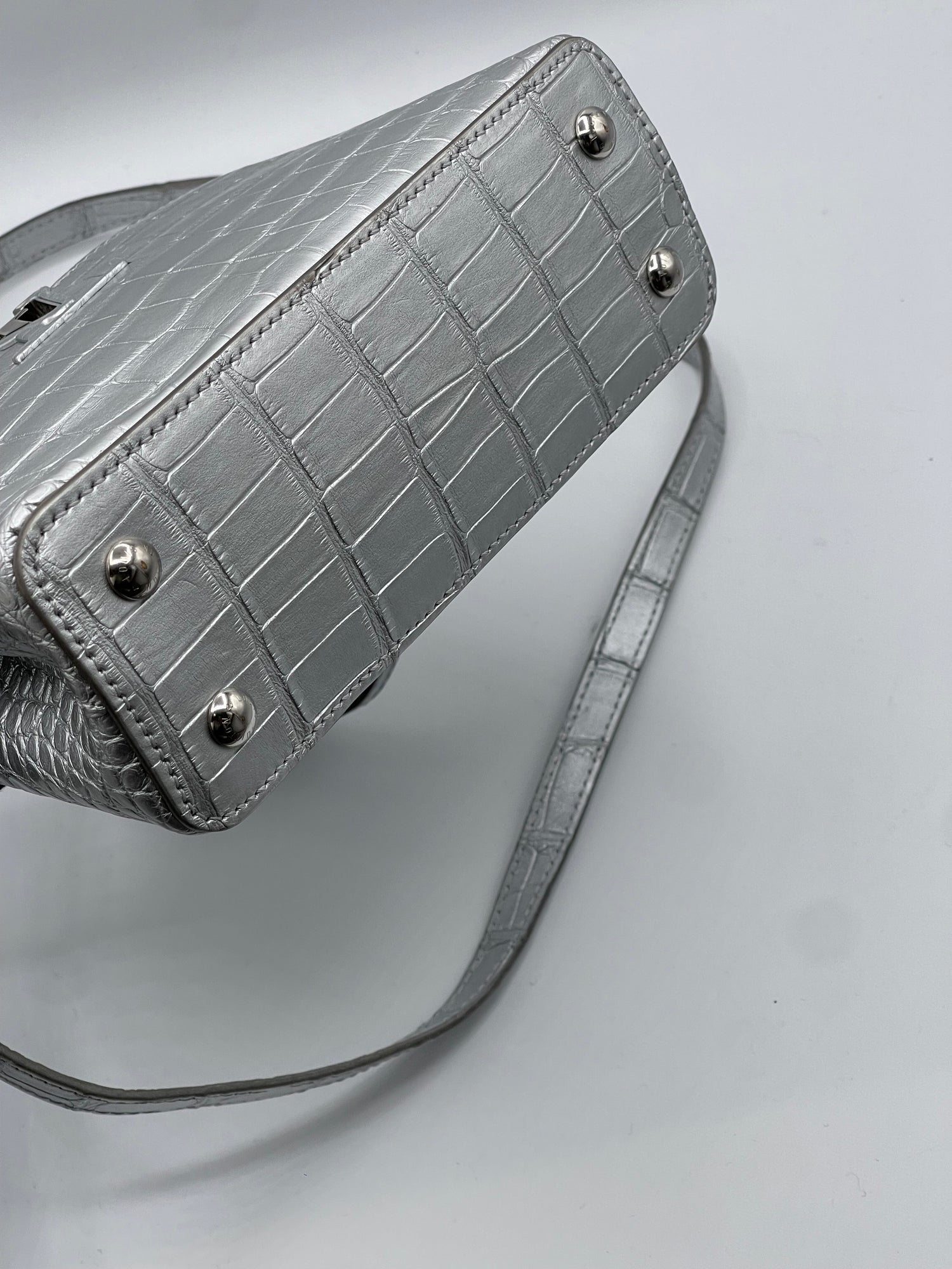 Louis Vuitton - Sac Capucines alligator Silver