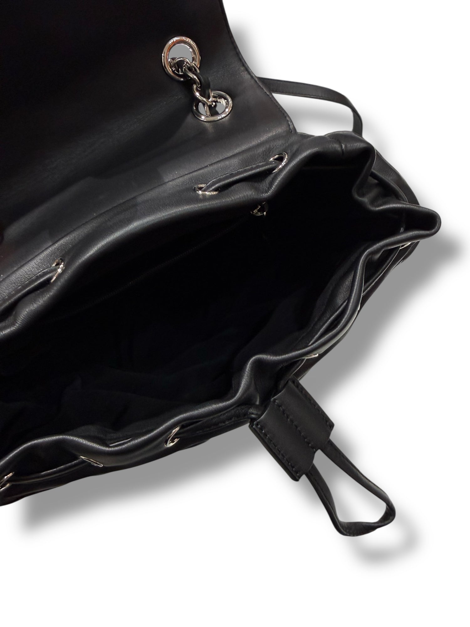 Sac Chanel à Dos CC Chevron Noir | Les Folies d’Eugénie