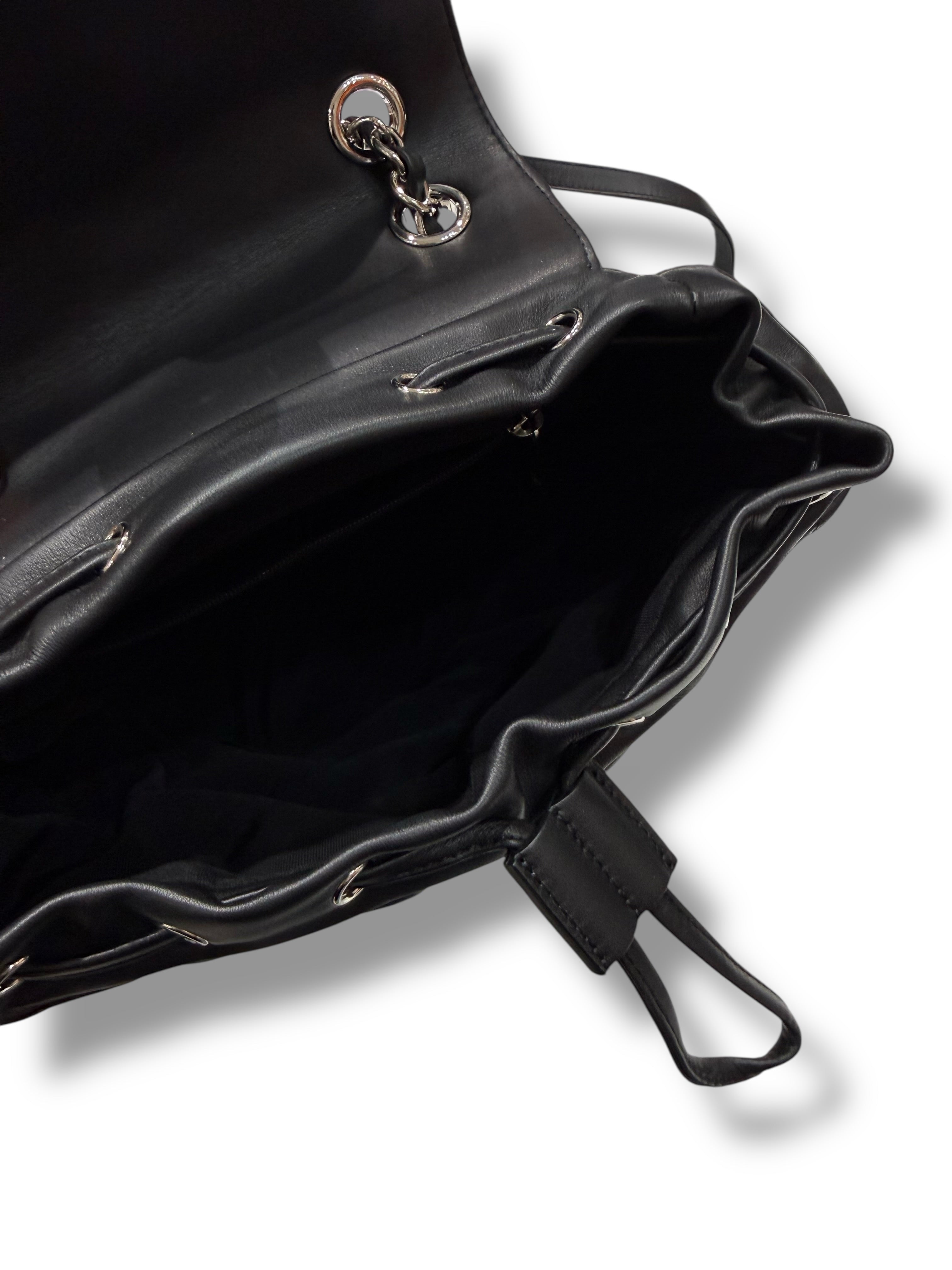 Sac Chanel à Dos CC Chevron Noir | Les Folies d’Eugénie