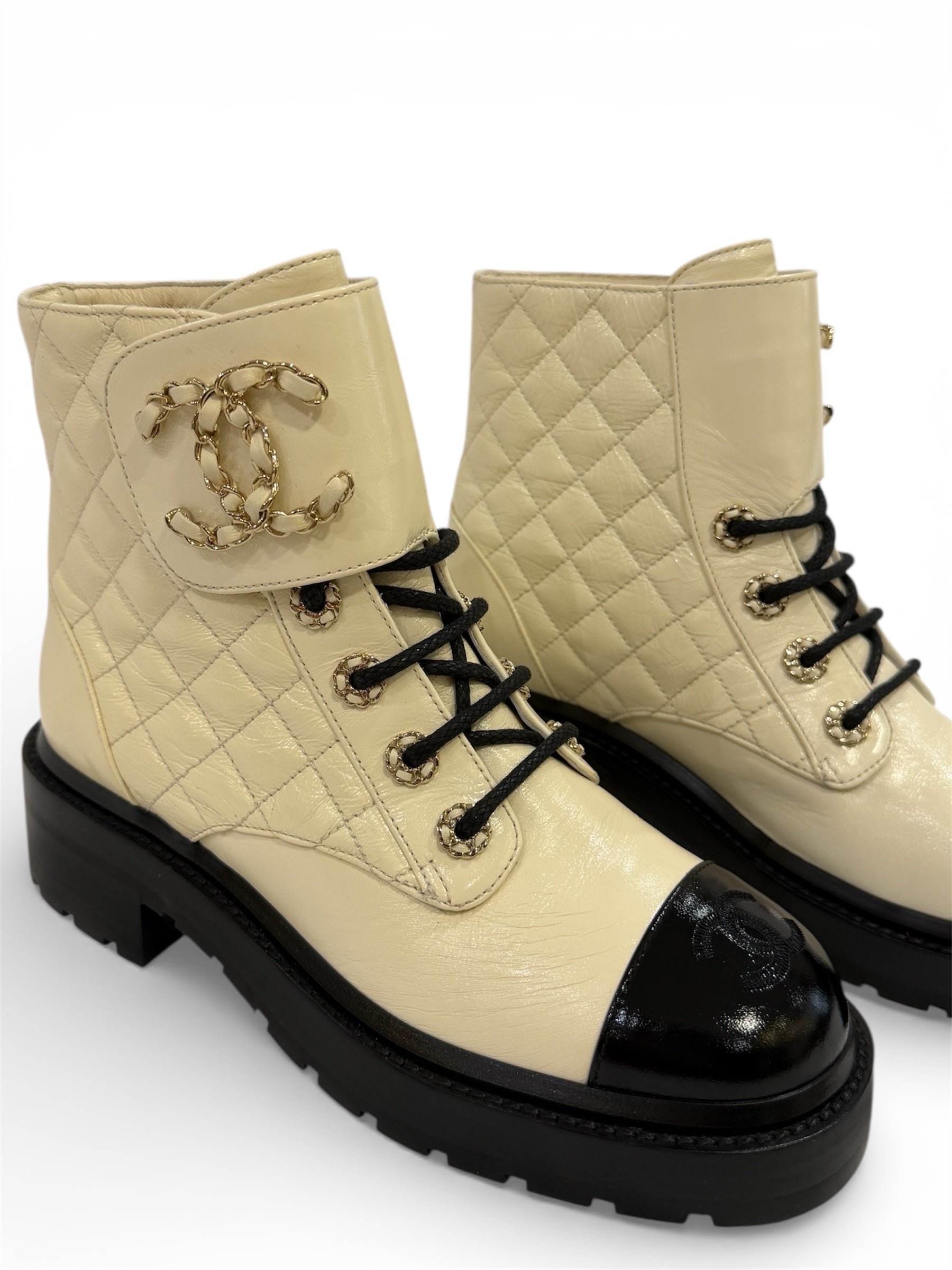Chanel - Bottines matelassées et CC entrelacés cuir t.36