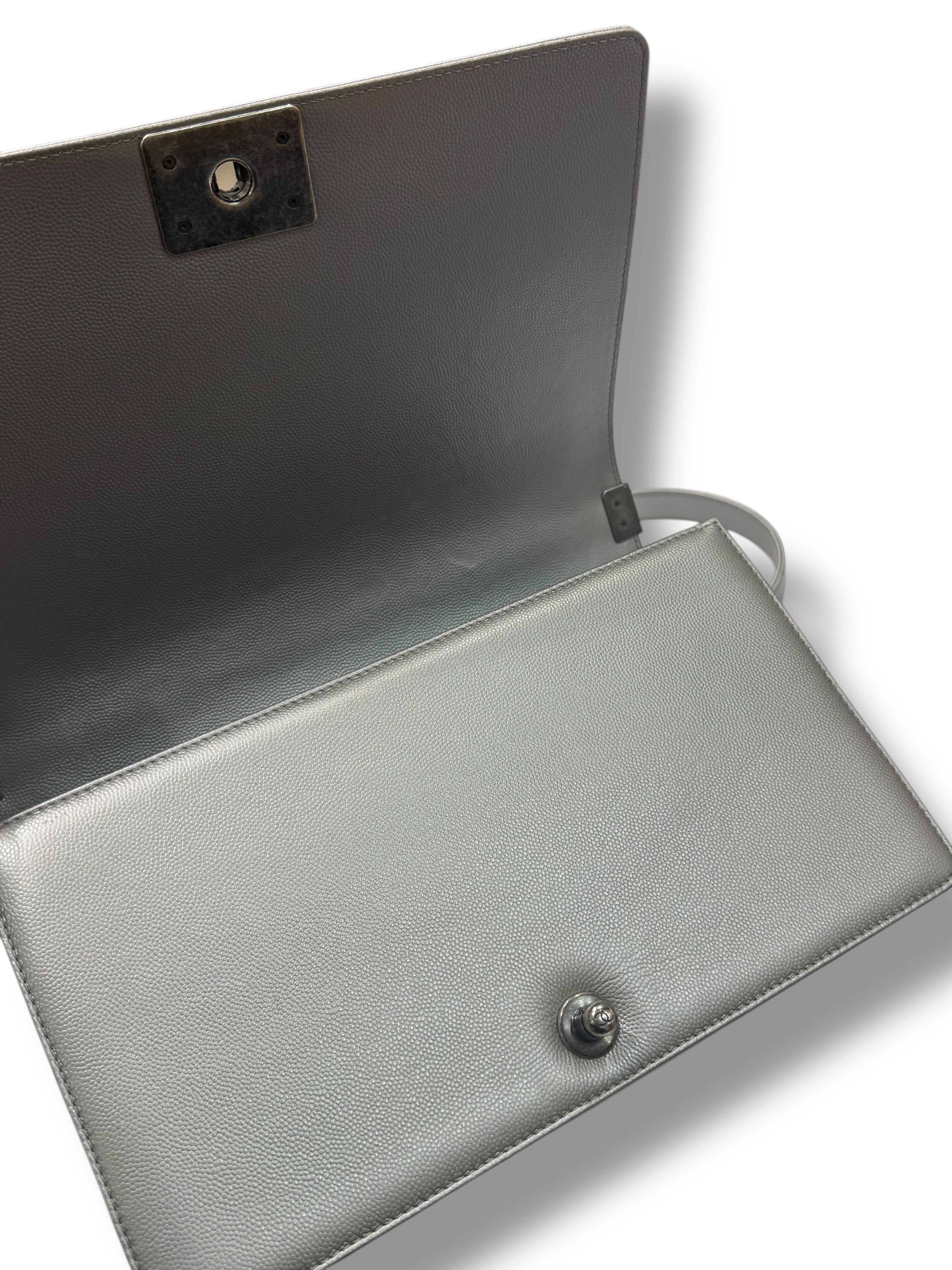 Chanel - Sac Boy 28 argenté