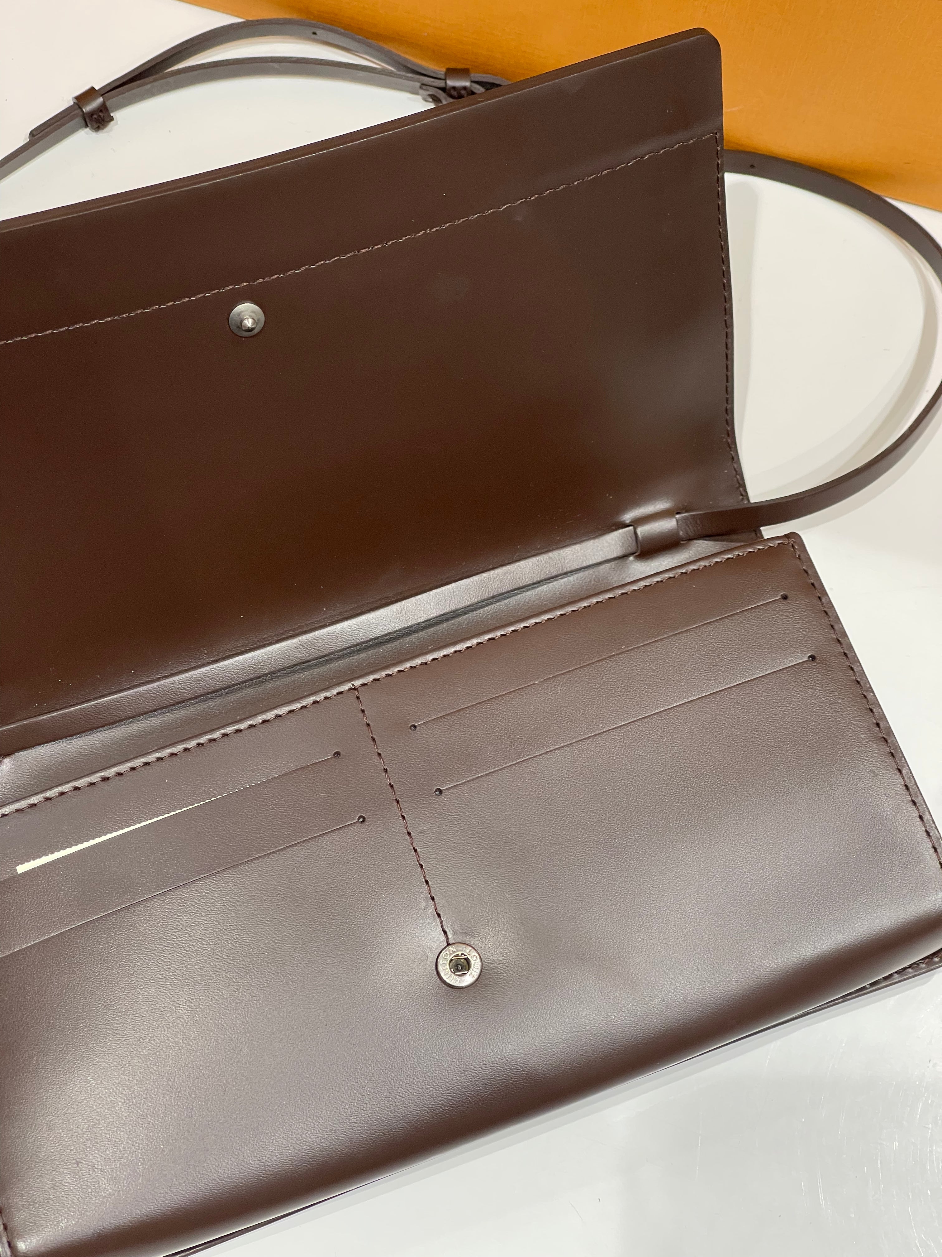 Louis Vuitton - Sac pochette accessoires PM cuir épi marron