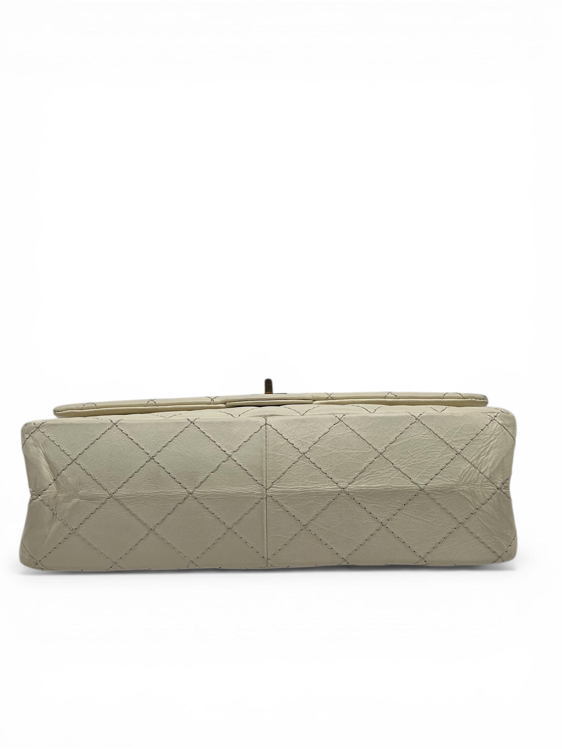 Sac Chanel 2.55 Beige Taille 28 | Les Folies d’Eugénie
