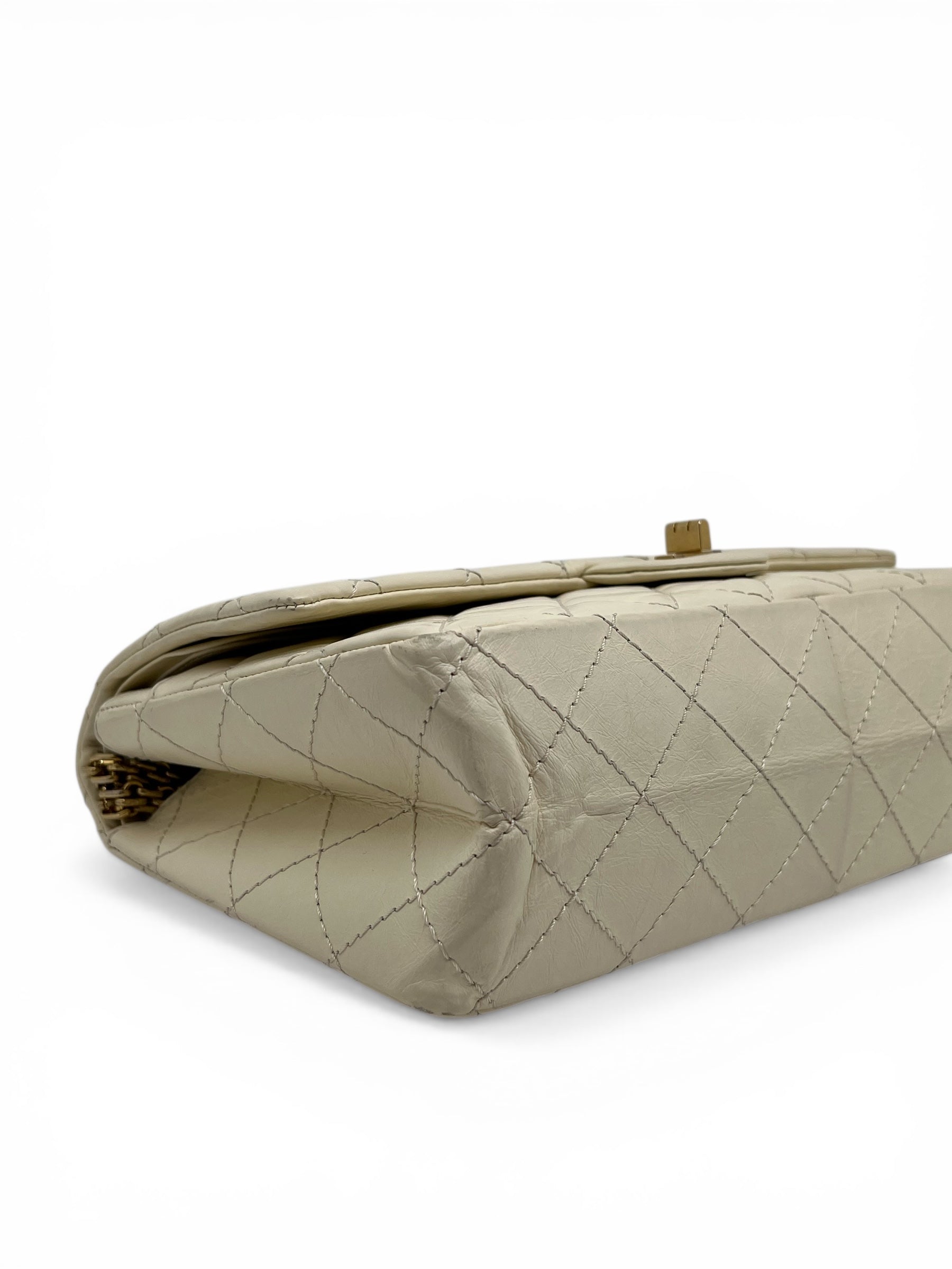 Sac Chanel 2.55 Beige Taille 28 | Les Folies d’Eugénie