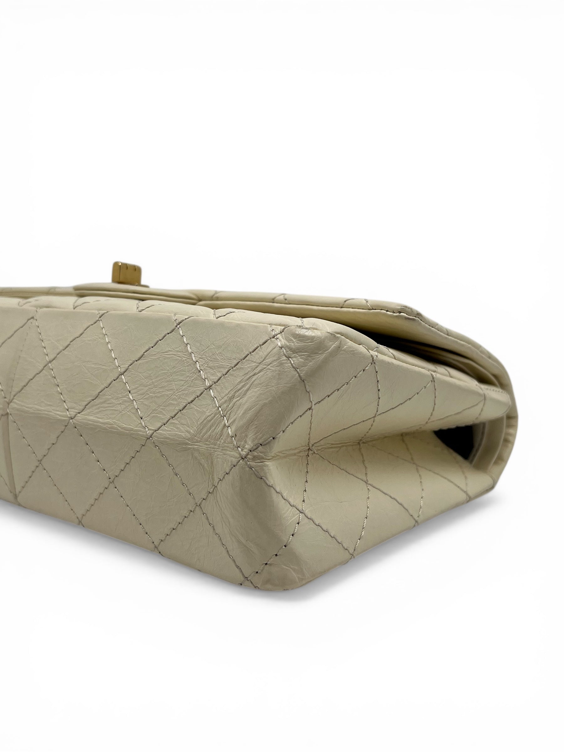 Sac Chanel 2.55 Beige Taille 28 | Les Folies d’Eugénie