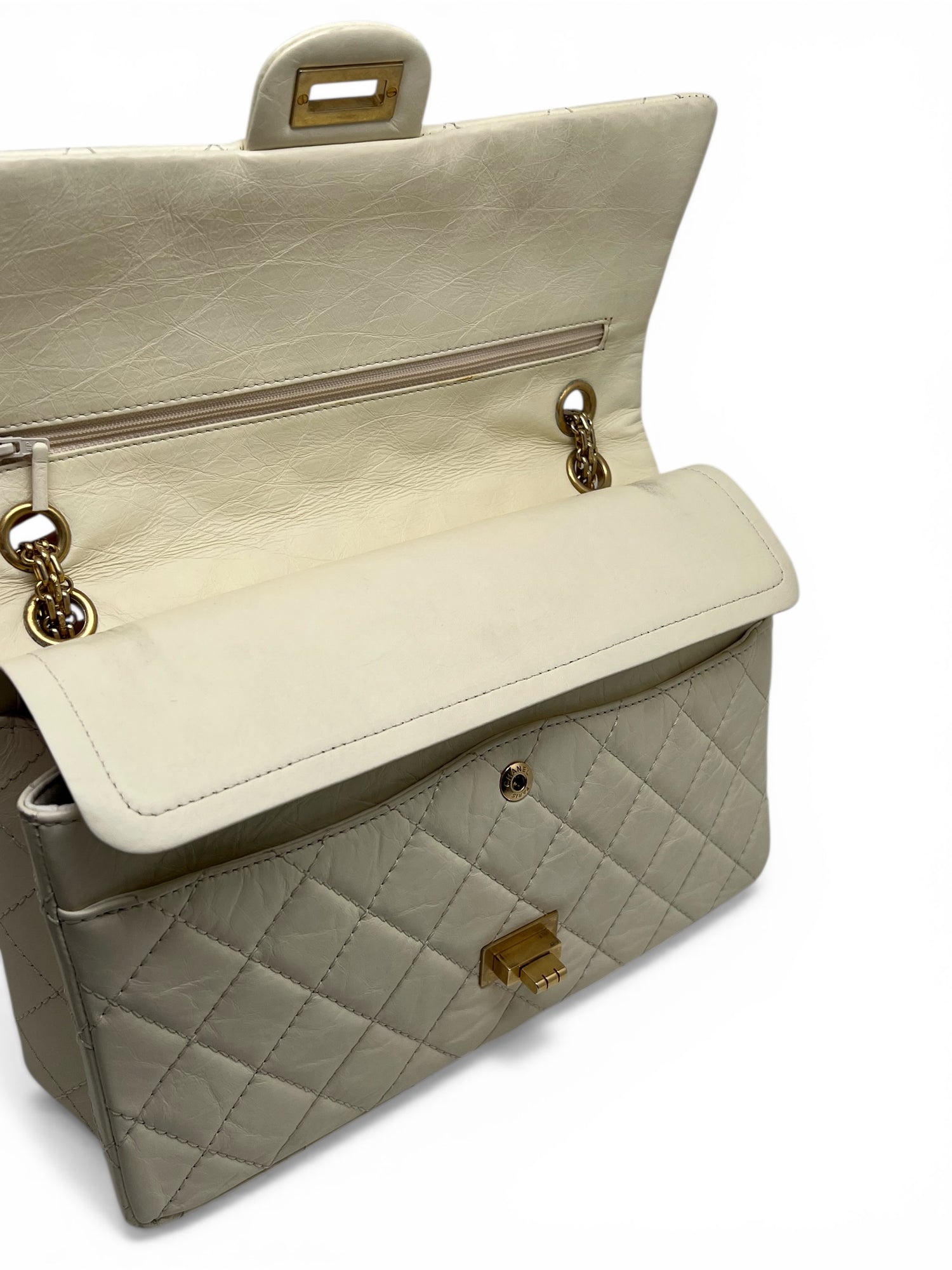 Sac Chanel 2.55 Beige Taille 28 | Les Folies d’Eugénie