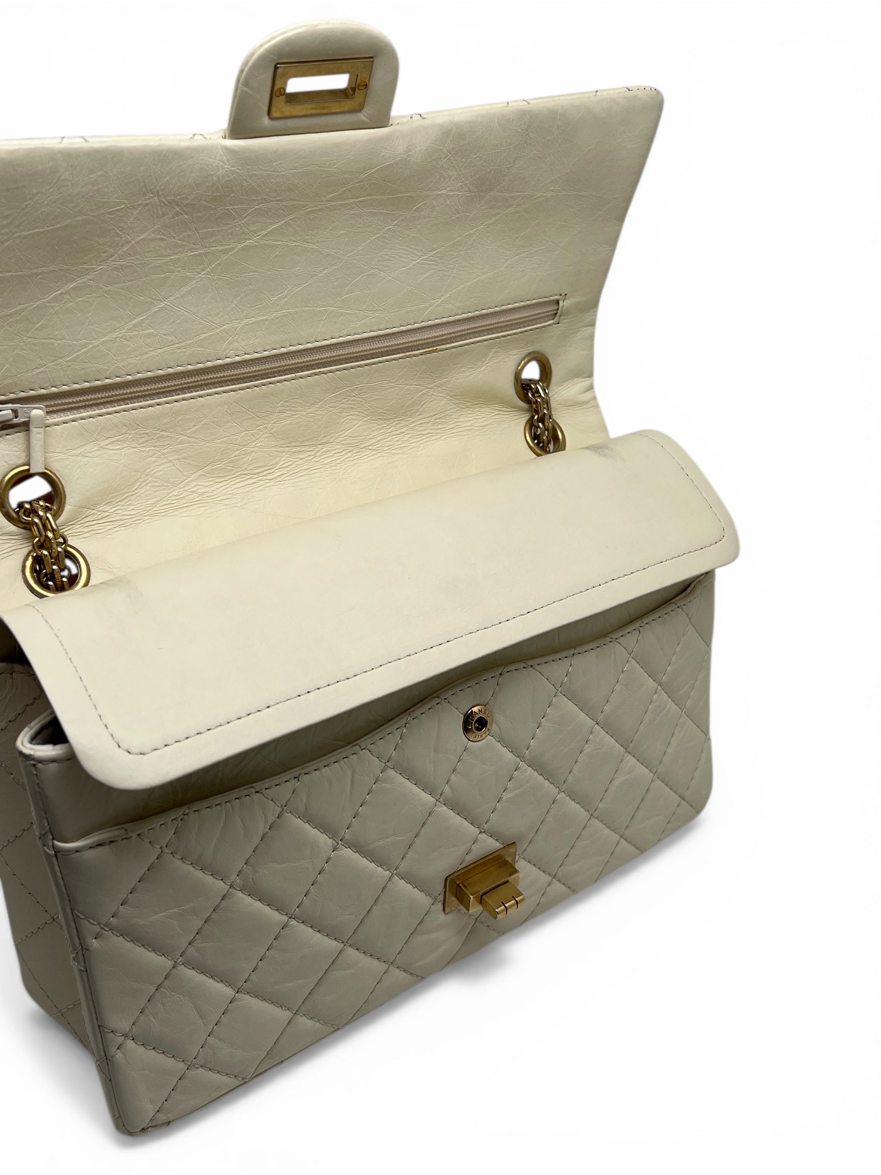 Sac Chanel 2.55 Beige Taille 28 | Les Folies d’Eugénie