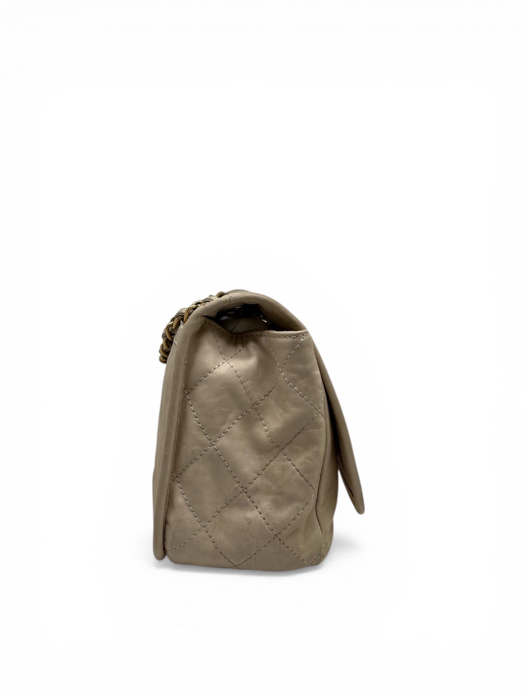 Sac Chanel 2.55 Cuir Beige Matelassé Fermoir Doré | Les Folies d’Eugénie