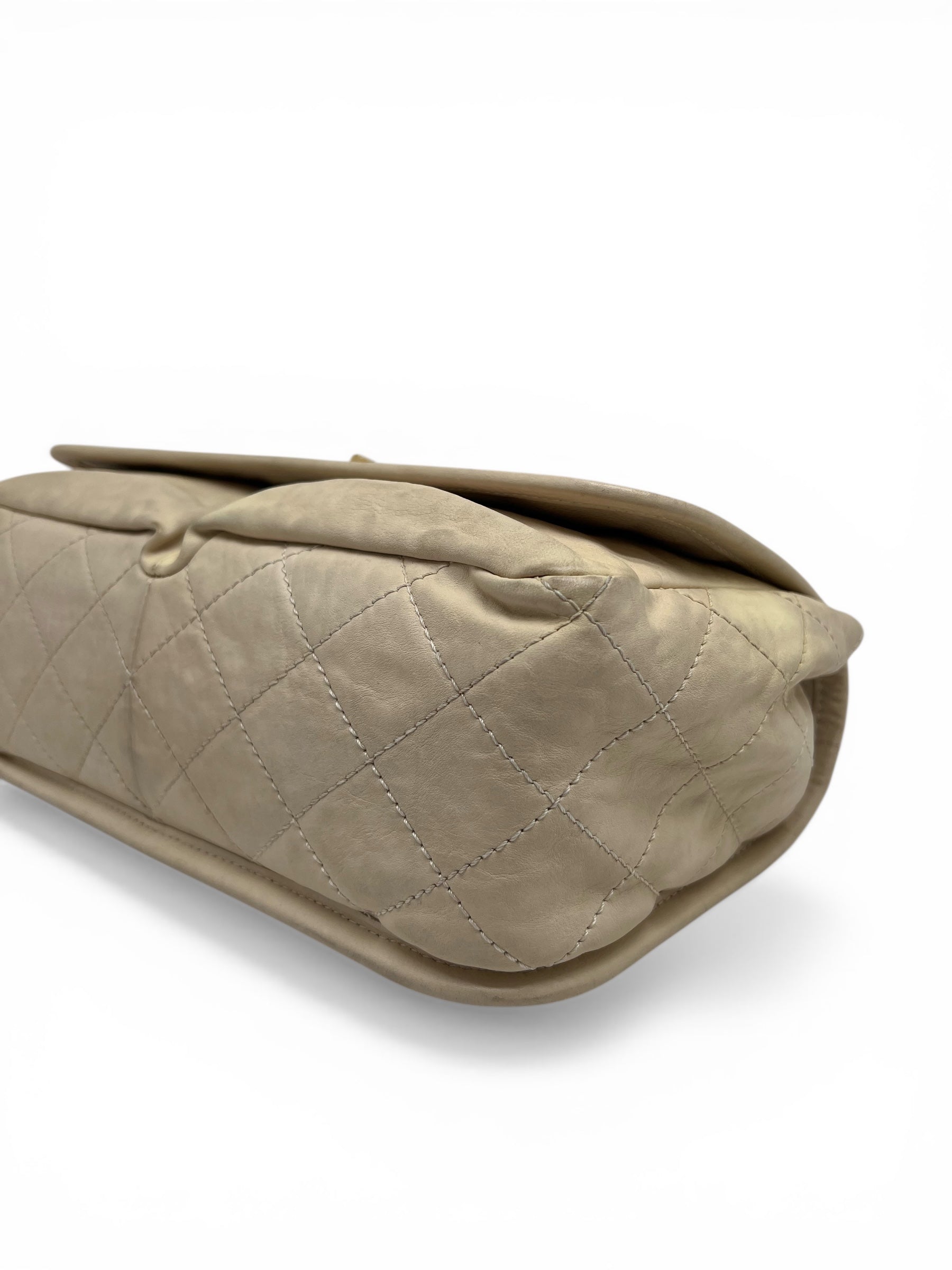 Sac Chanel 2.55 Cuir Beige Matelassé Fermoir Doré | Les Folies d’Eugénie